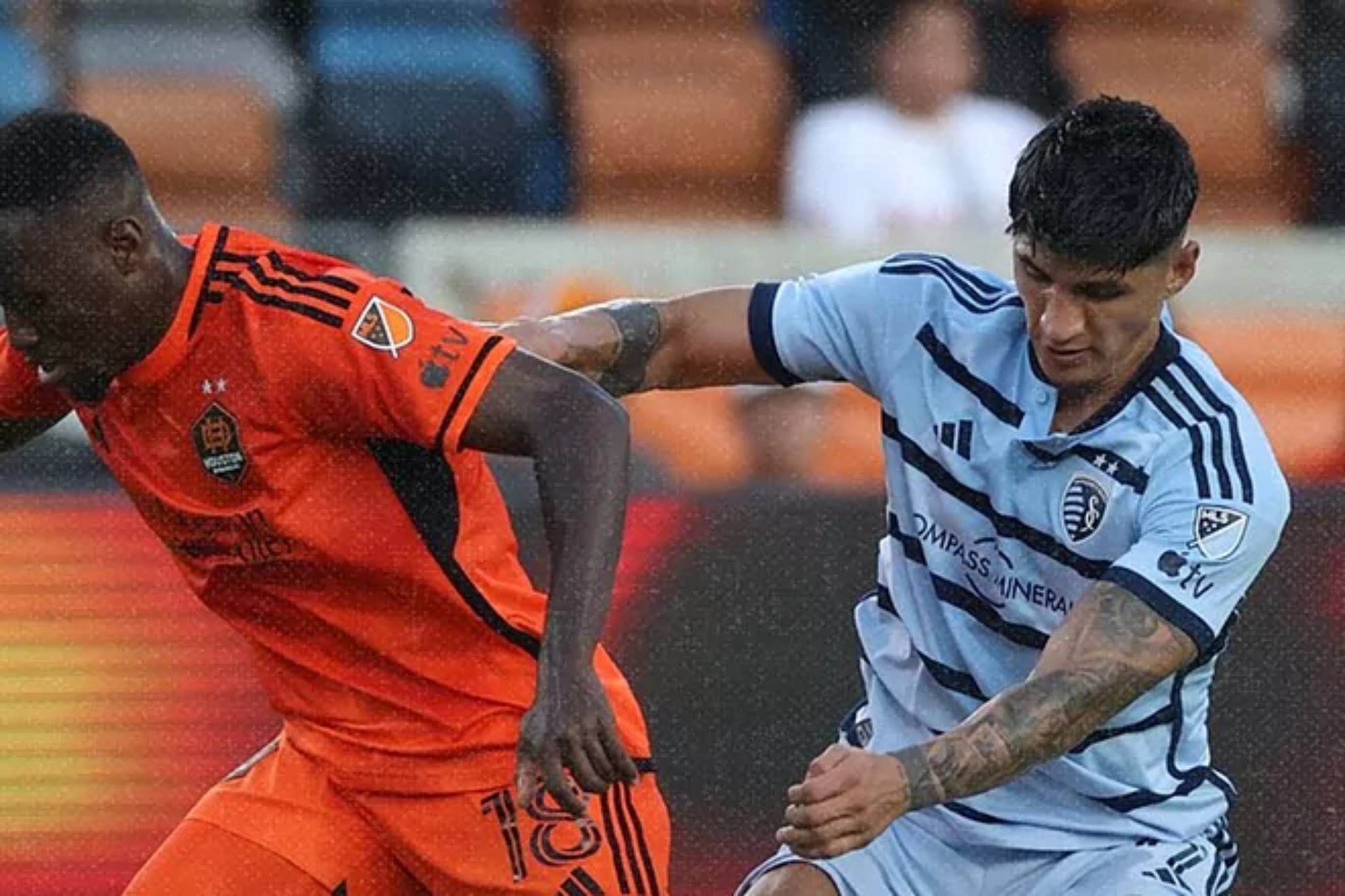 Alan Pulido's efforts end in a  2-2 draw between Sporting Kansas City and an aggressive Houston Dynamo