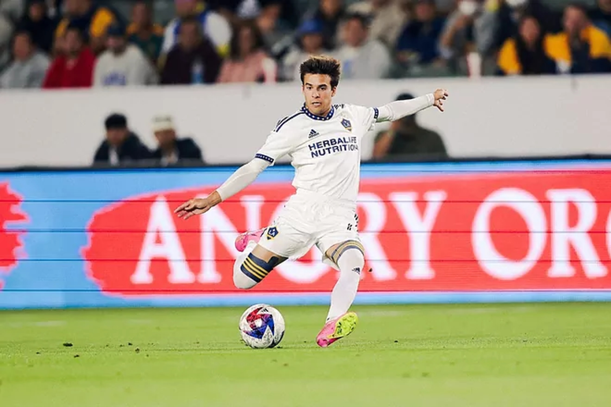 Riqui Puig brings LA Galaxy to victory with a beautiful goal vs Philadelphia Union on their first consecutive victory