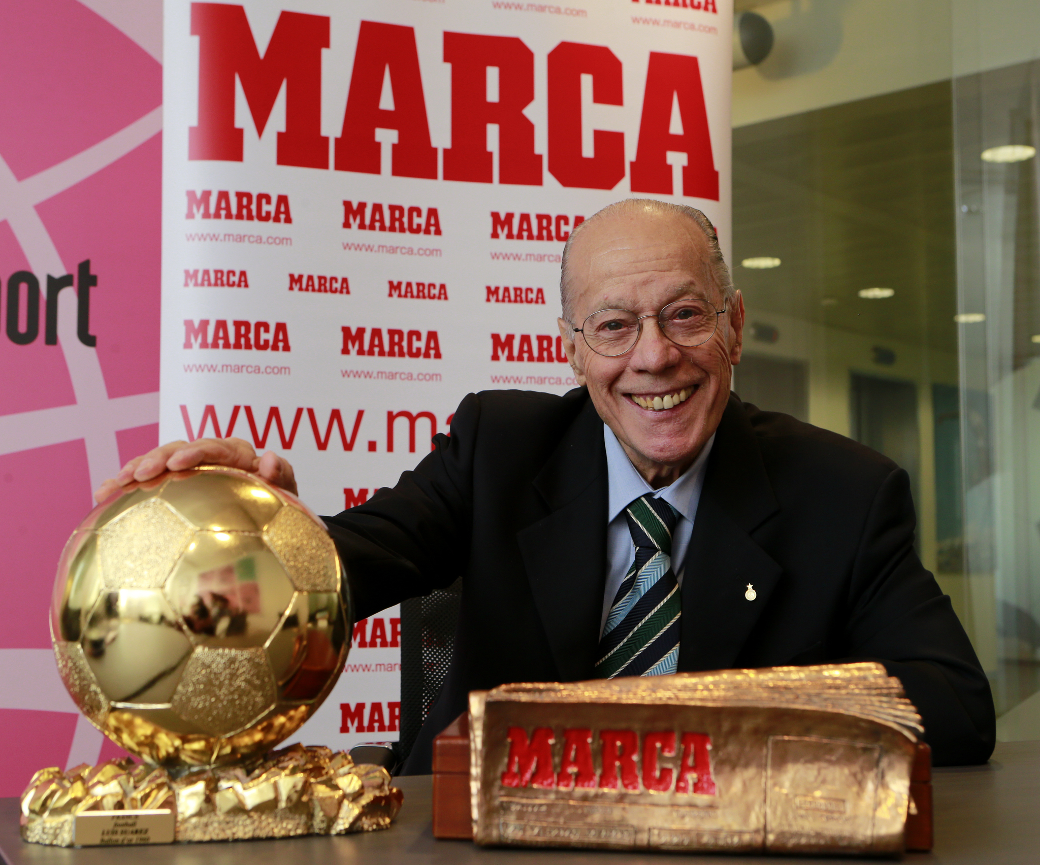 En 2016, el jugador español recibió el MARCA Leyenda. Aquí posa en la redacción del periódico junto al premio y al Balón de Oro.