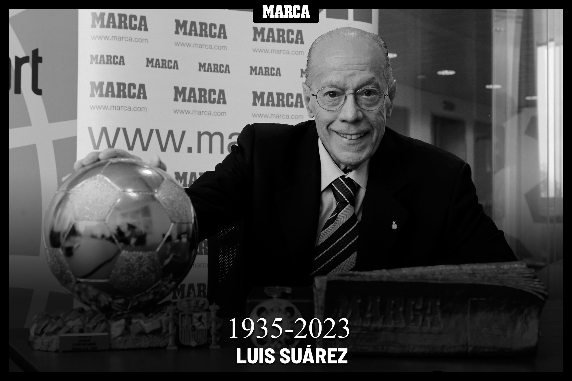 Luis Suárez, con el Balón de Oro y el MARCA Leyenda en la redacción de MARCA