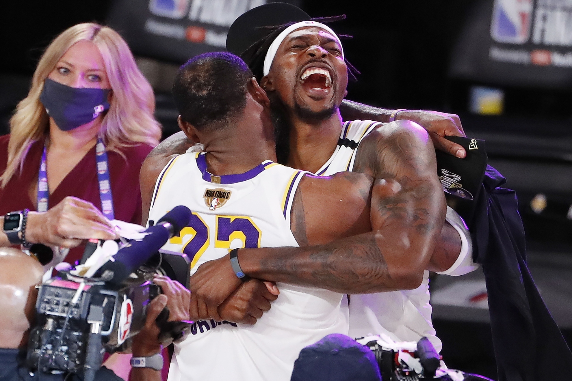 Dwight Howard celebra con LeBron James el campeonato de los Lakers de 2020