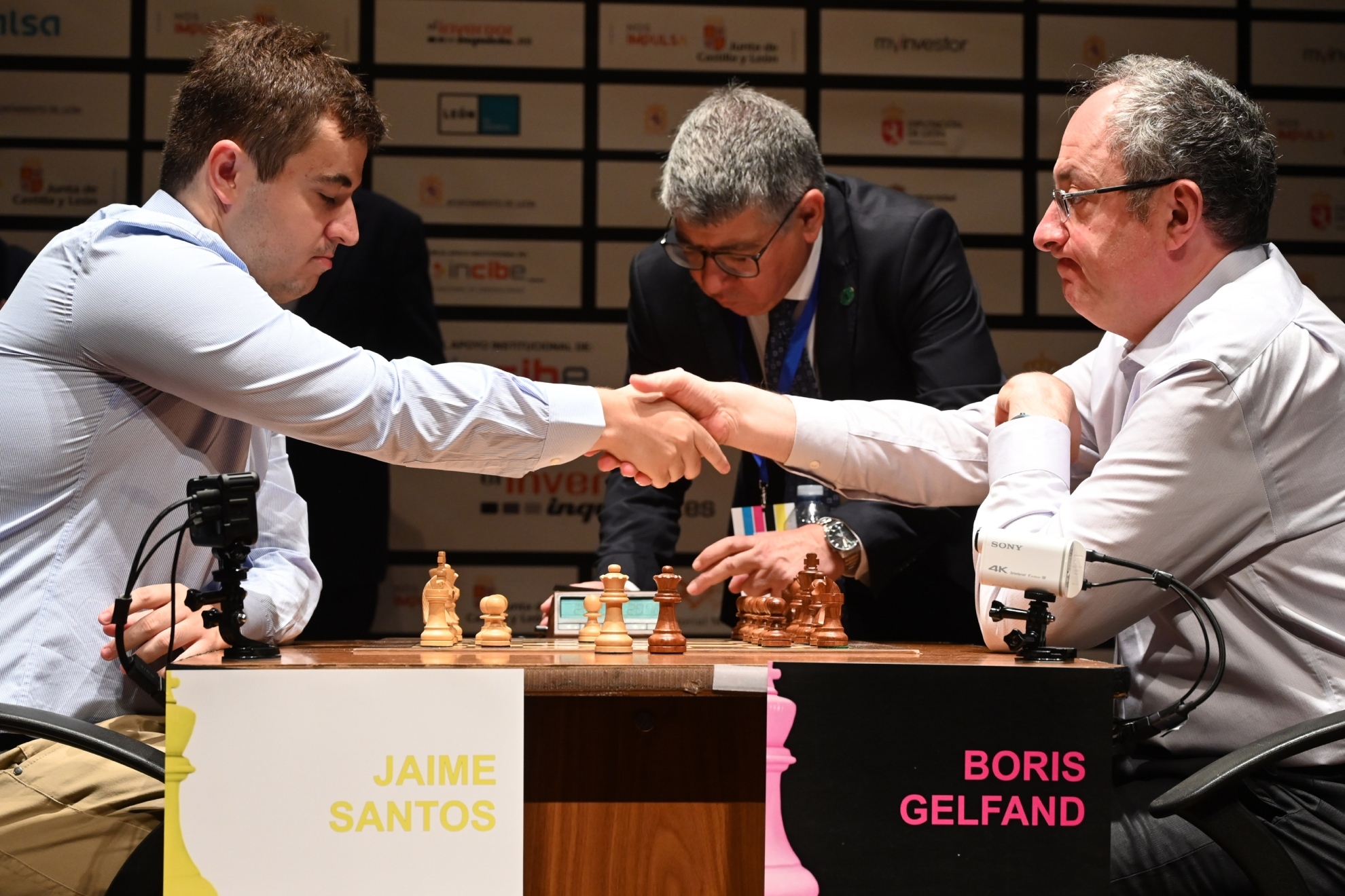 Jaime Santos Latas da la mano a Boris Gelfand, su rival en la final del Magistral.