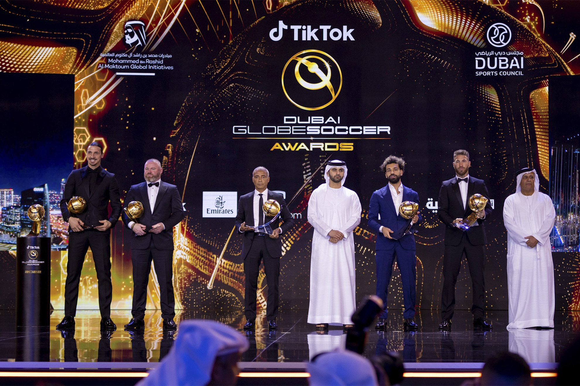Ibrahimovic, Rooney, Romario, Salah y Sergio Ramos posan en la Gala Globe Soccer de 2022 con sus premios.