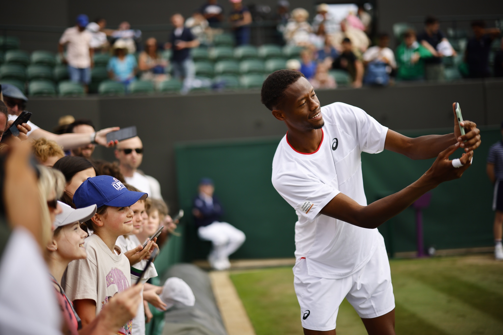 Christopher Eubanks poses for selfies with fans