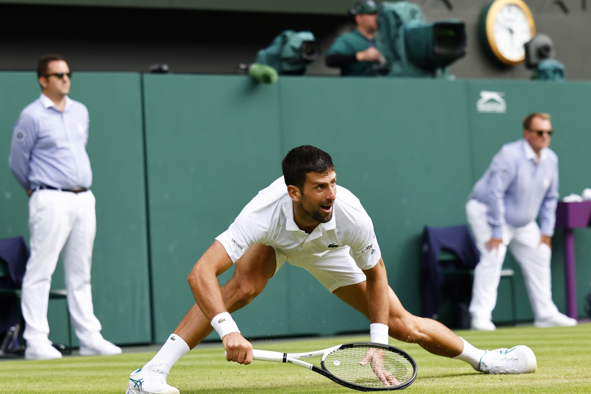 Djokovic devuelve una bola de manera acrobática
