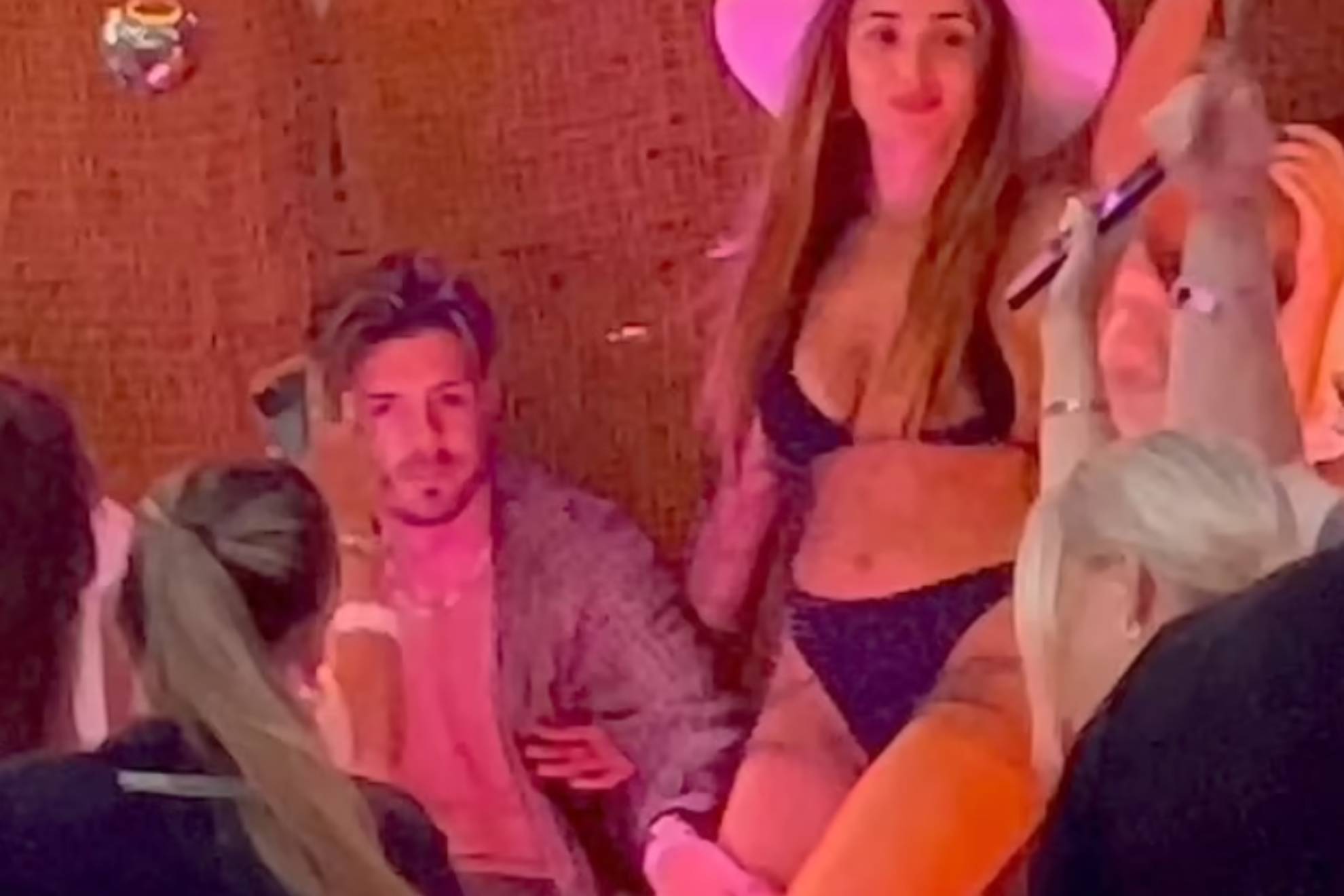 Jack Grealish baila con una azafata que no es su novia y le acaricia la pierna durante una fiesta en Ibiza