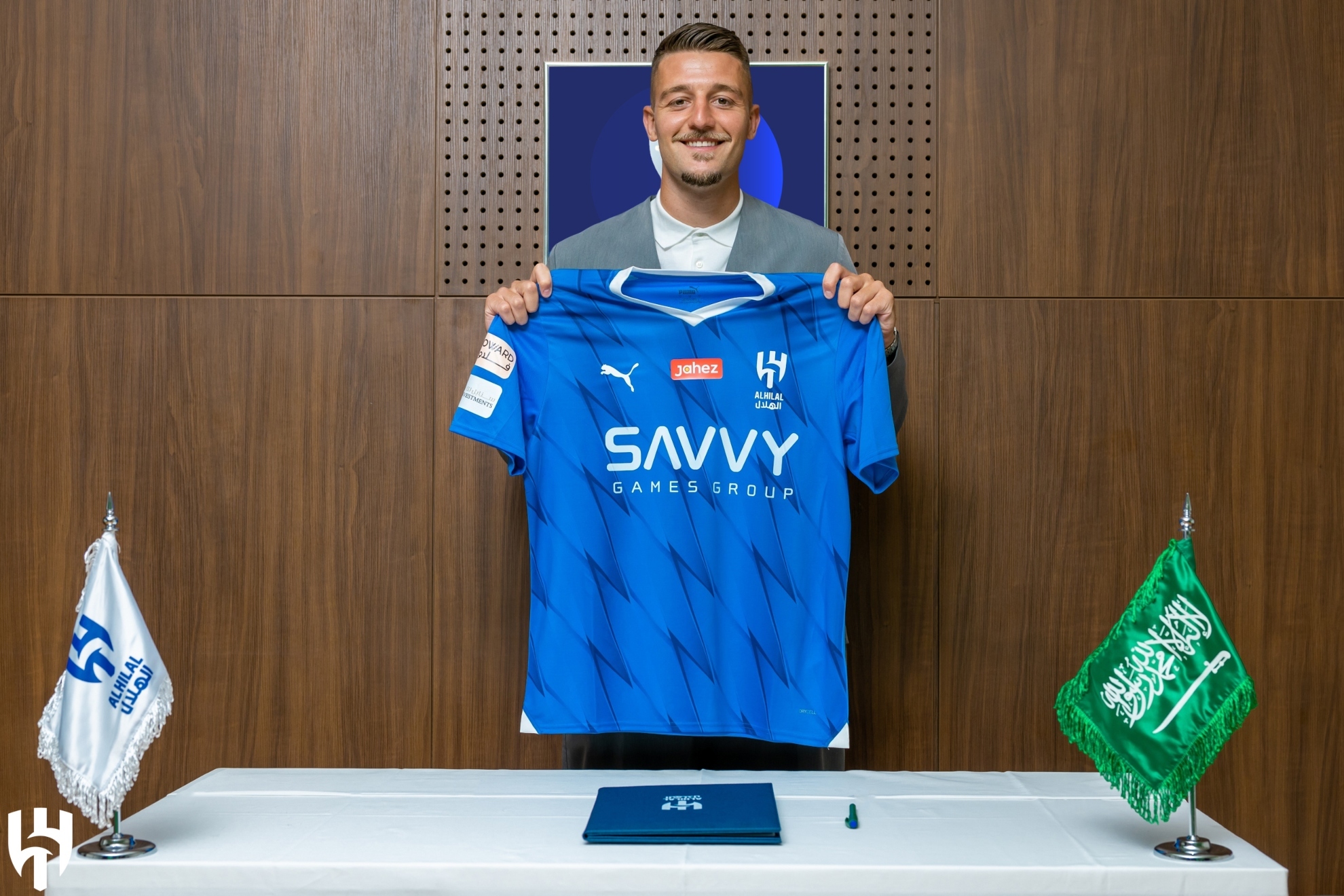 Milinkovic-Savic posa con la camiseta de Al Hilal