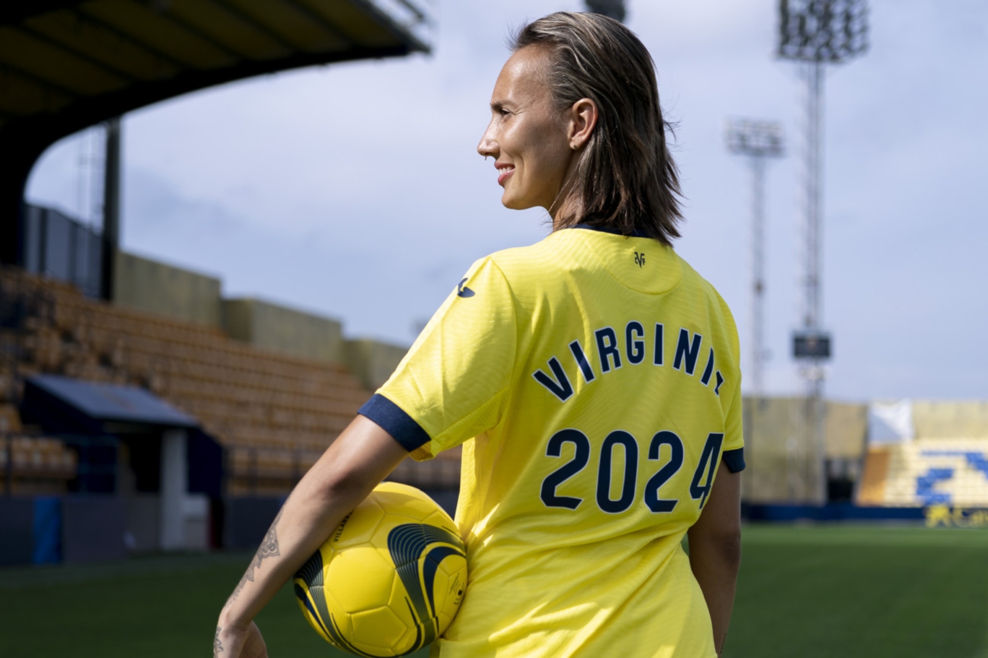 Virginia Torrecilla posa con la camiseta del Villarreal y el dorsal 2024, el año hasta el que firmado con el club.
