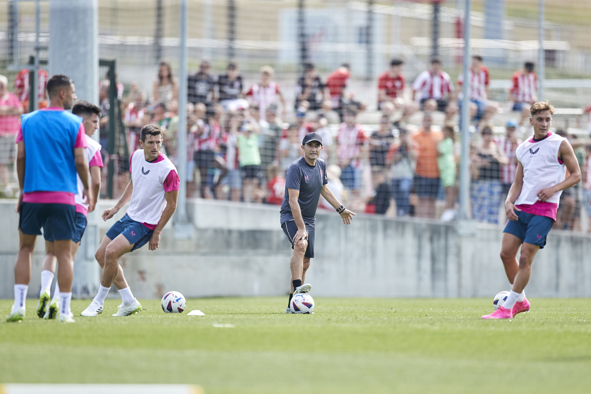 Valverde sigue uno de los ejercicios de sus jugadores en uno de los últimos entrenamientos del equipo.