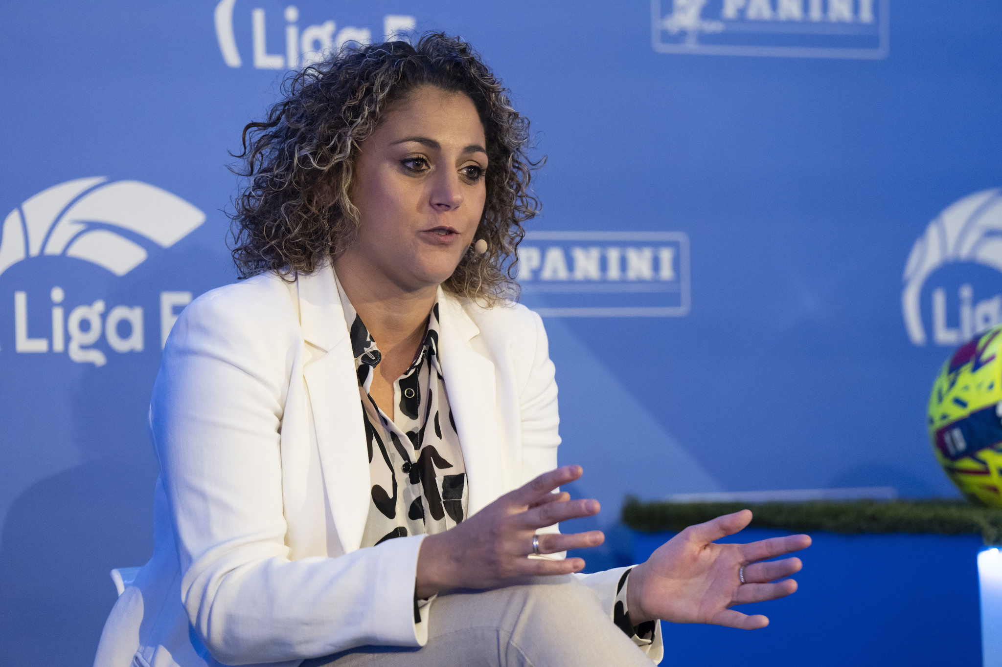 La presidenta de la Liga F, Beatriz Álvarez, durante una conferencia.