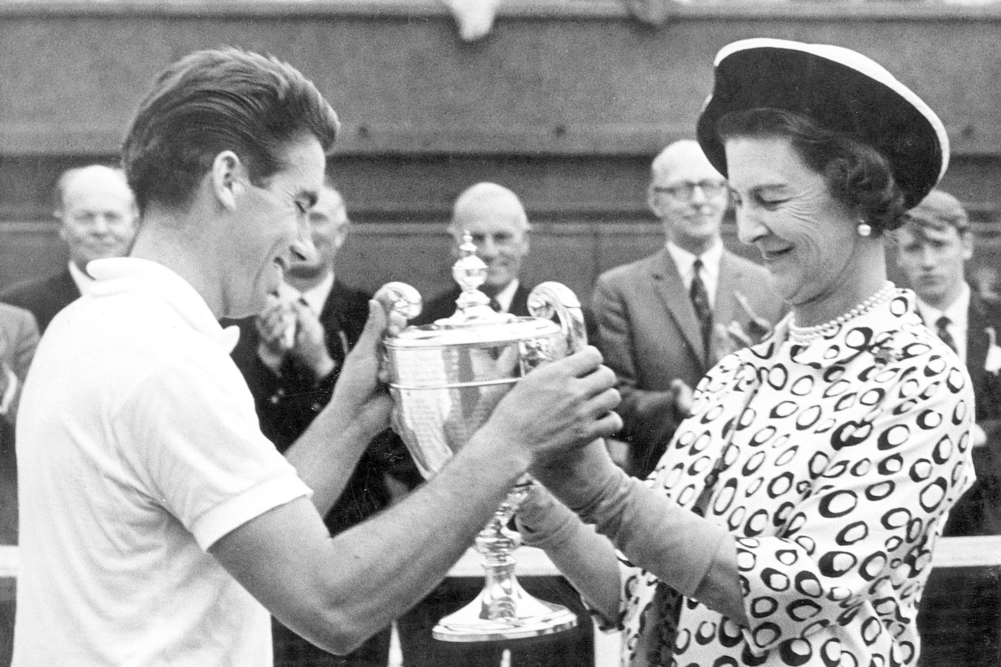 Santana recibe el trofeo como campeón de Wimbledon en 1966
