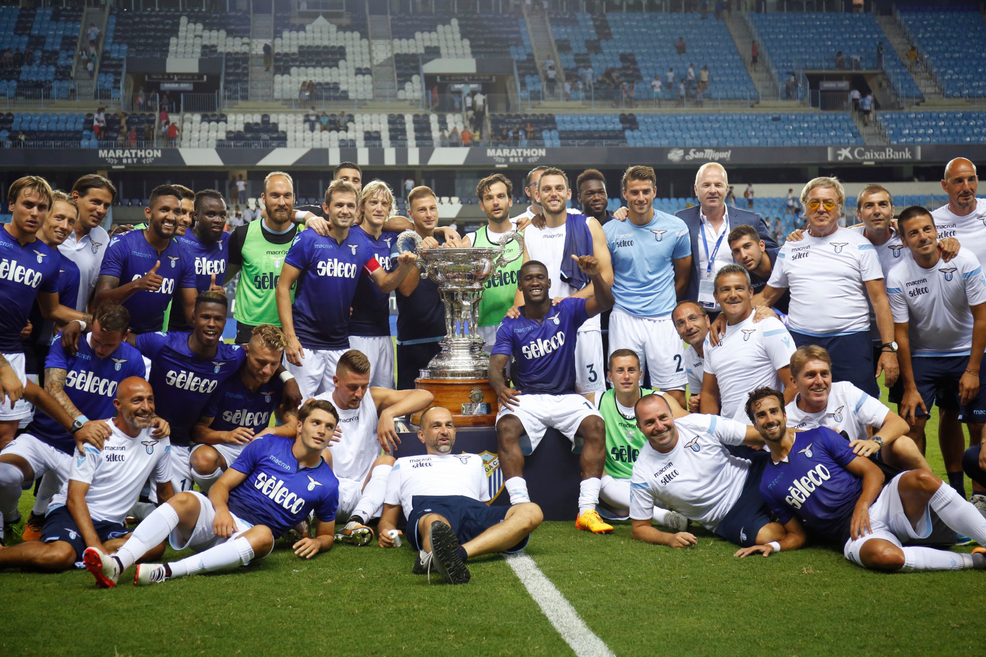 La Lazio celebrando la conquista el último Trofeo Costa del Sol.