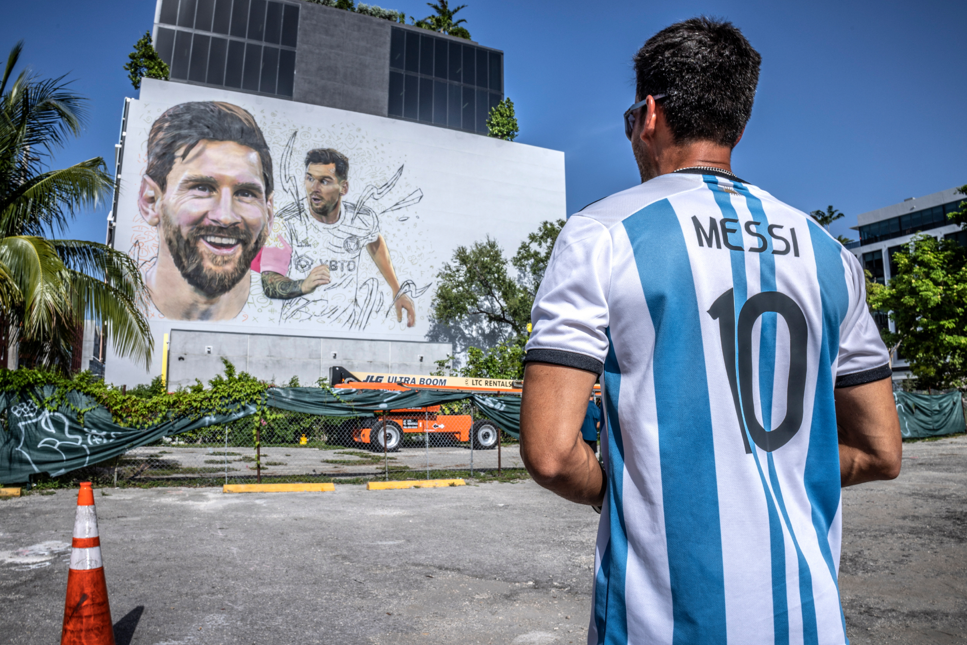 Un hincha de Messi, frente a su mural en Miami.