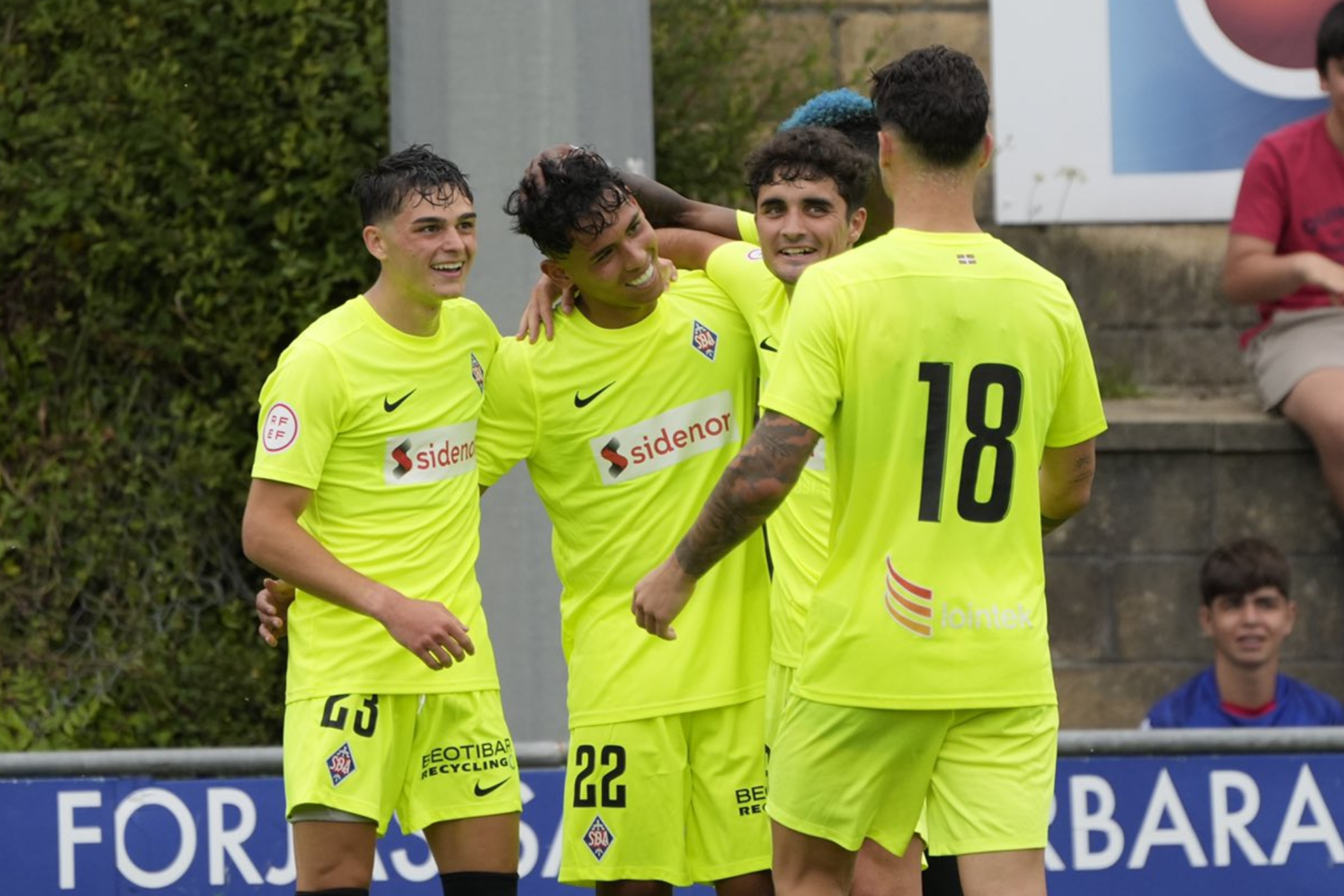 Los jugadores del Amorebieta celebrando uno de los goles ante el Mirandés.