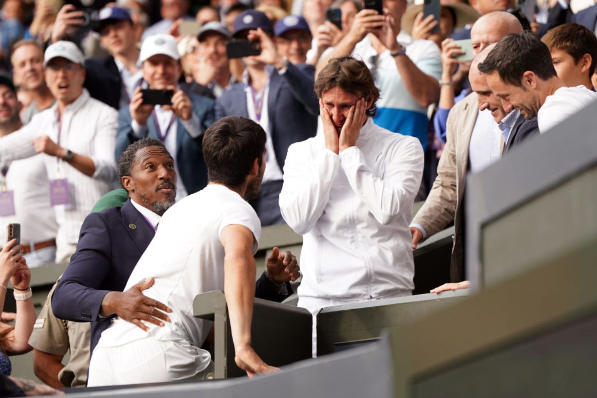 Juan Carlos Ferrero llora mientras Alcaraz se aproxima a él