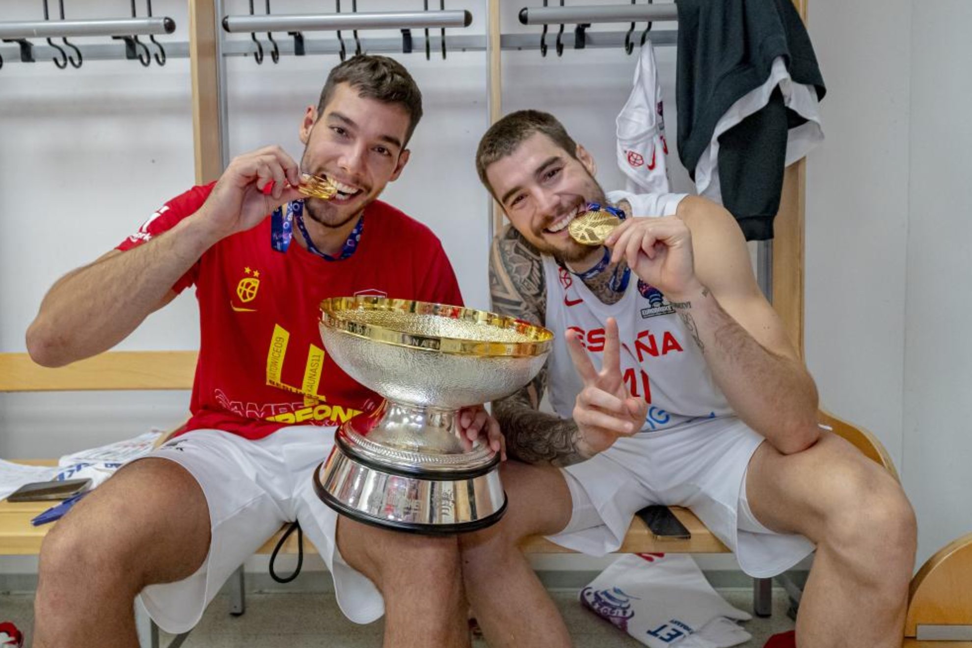 Willy y Juancho con el oro y la Copa ganados en Berlín.
