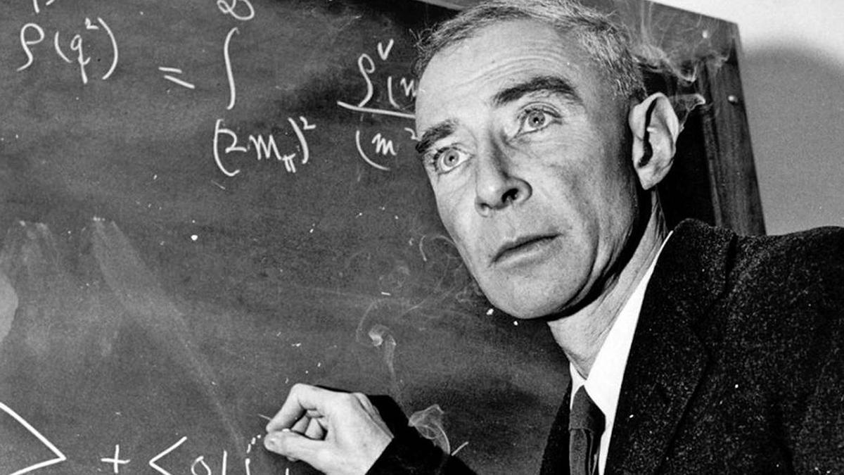 Who was Robert Oppenheimer, father and inventor of the atomic bomb? | Marca