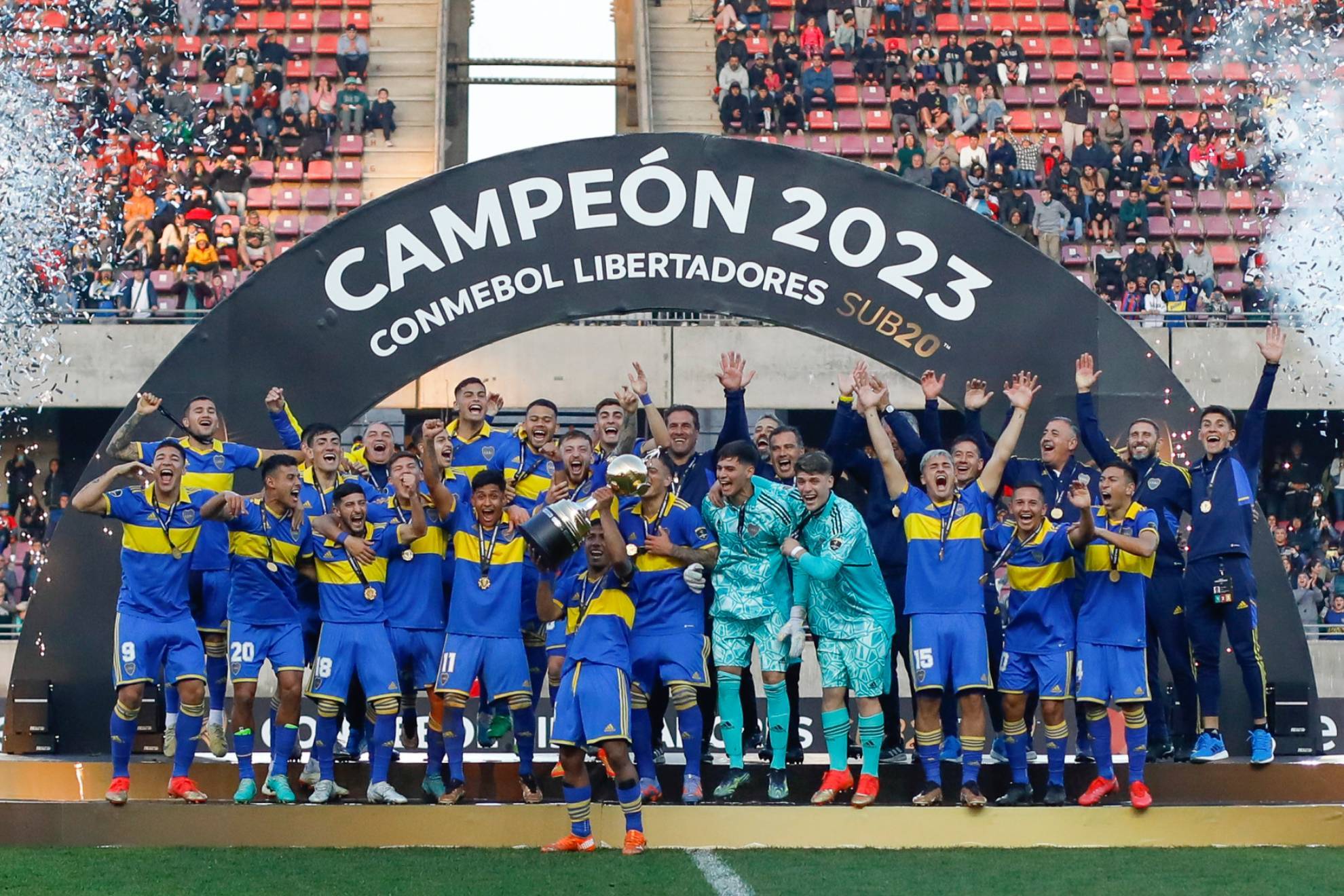 Boca recibiendo el trofeo de la Copa Libertadores Sub 20