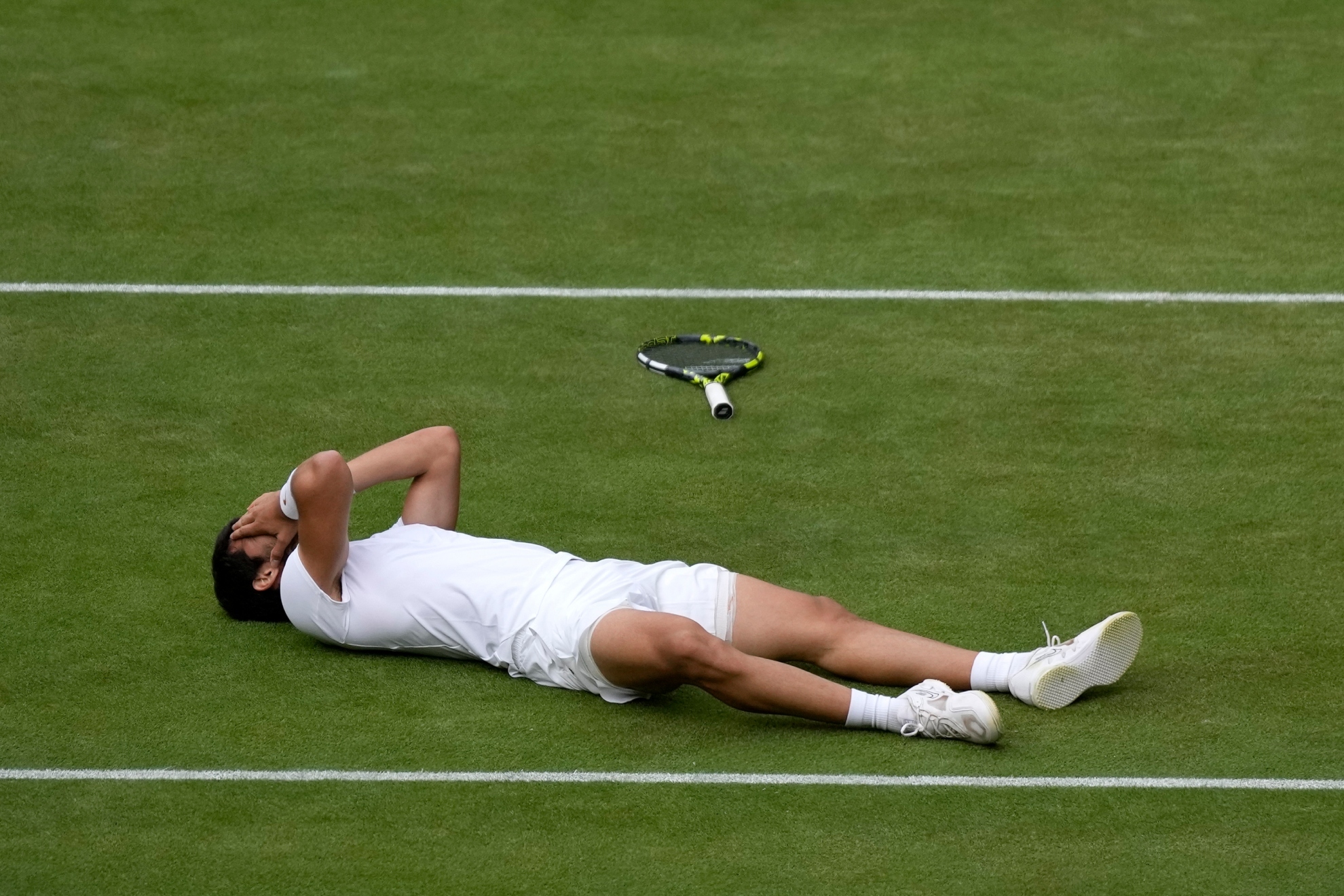 Alcaraz en el suelo tras proclamarse campeón en Wimbledon