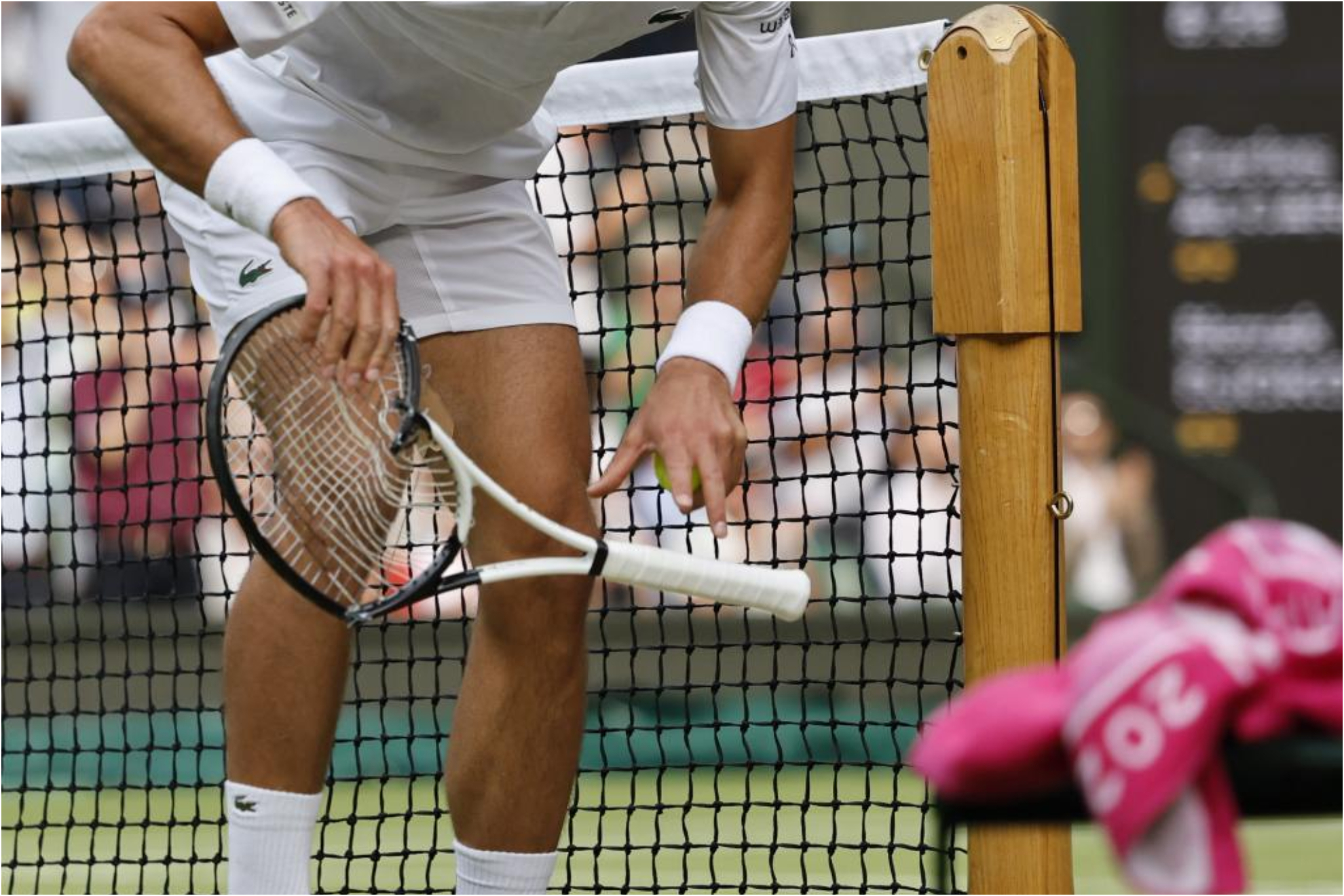 Djokovic, con la raqueta destrozada tras estamparla contra el palo de madera que sujeta la red.