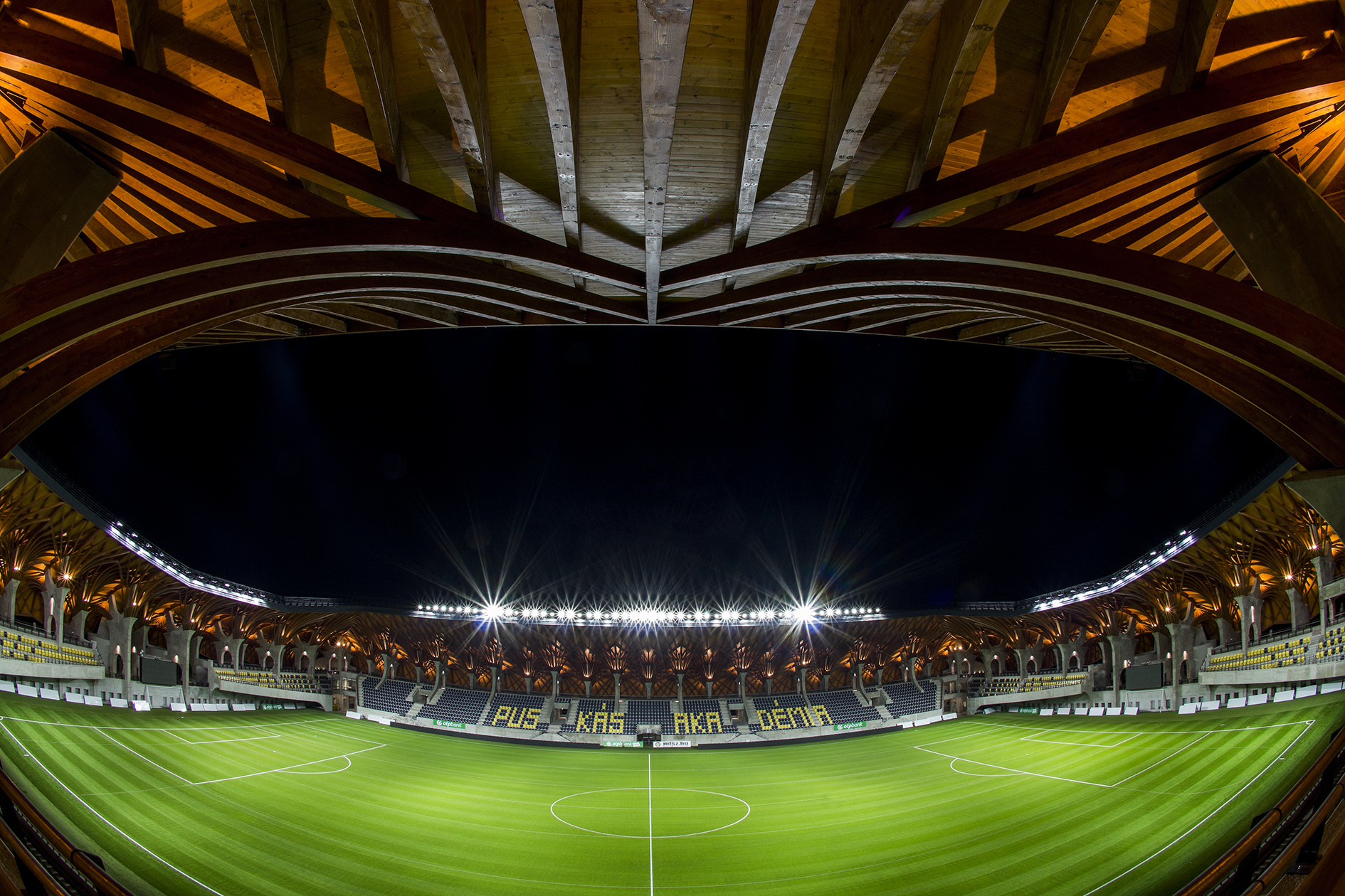 Con una capacidad de 67.215 espectadores, es candidato a acoger la final de la Champions League. Este año fue testigo de la séptima Europa League del Sevilla. También fue una de las sedes de la Eurocopa disputada en 2021.