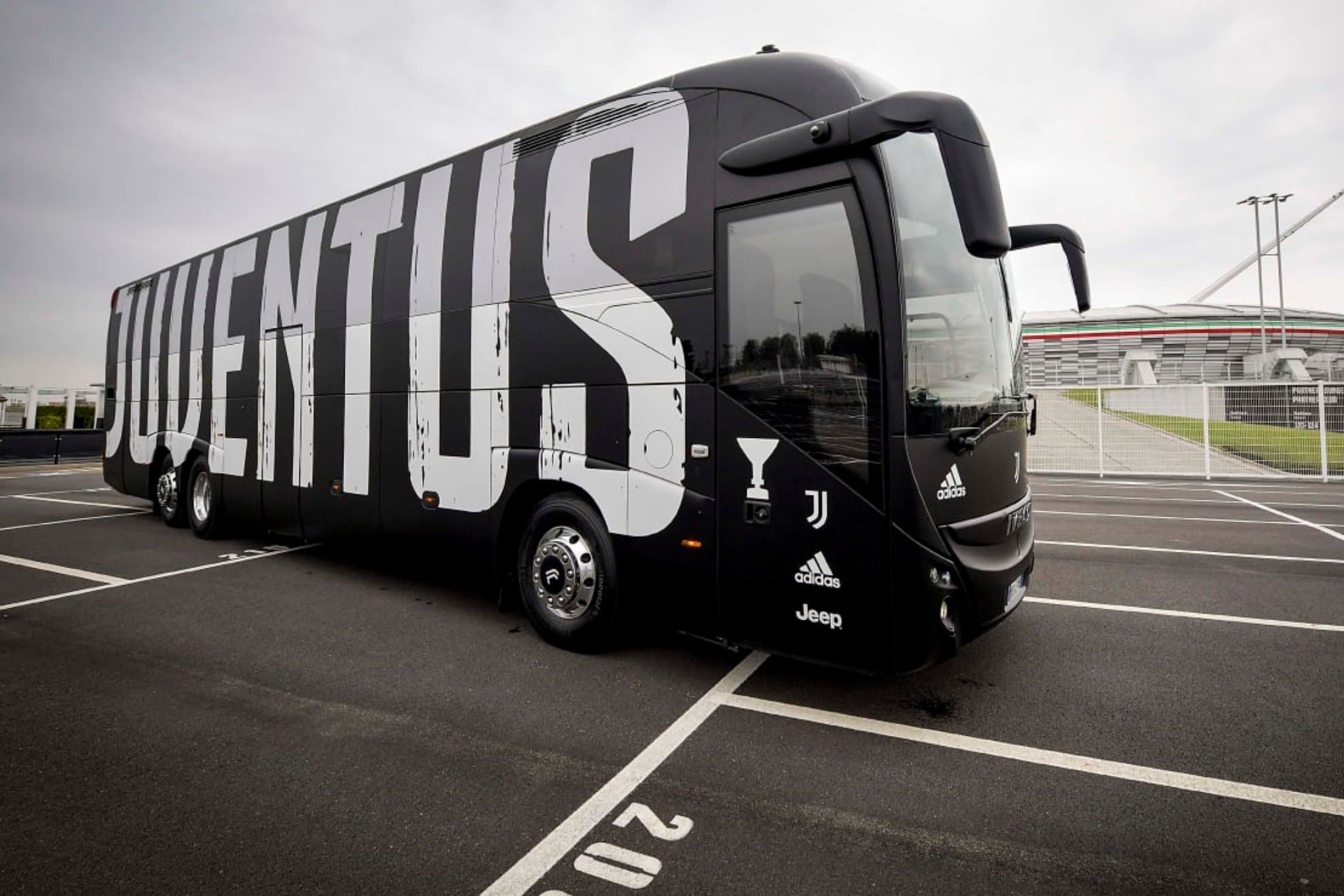Un nuevo diseño para olvidar un mal año: los aficionados de la Juve eligen cómo será el autobús del equipo