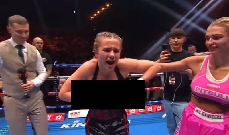 Daniella Hemsley celebrando de manera polémica su victoria en el evento Kingpyn Boxing.