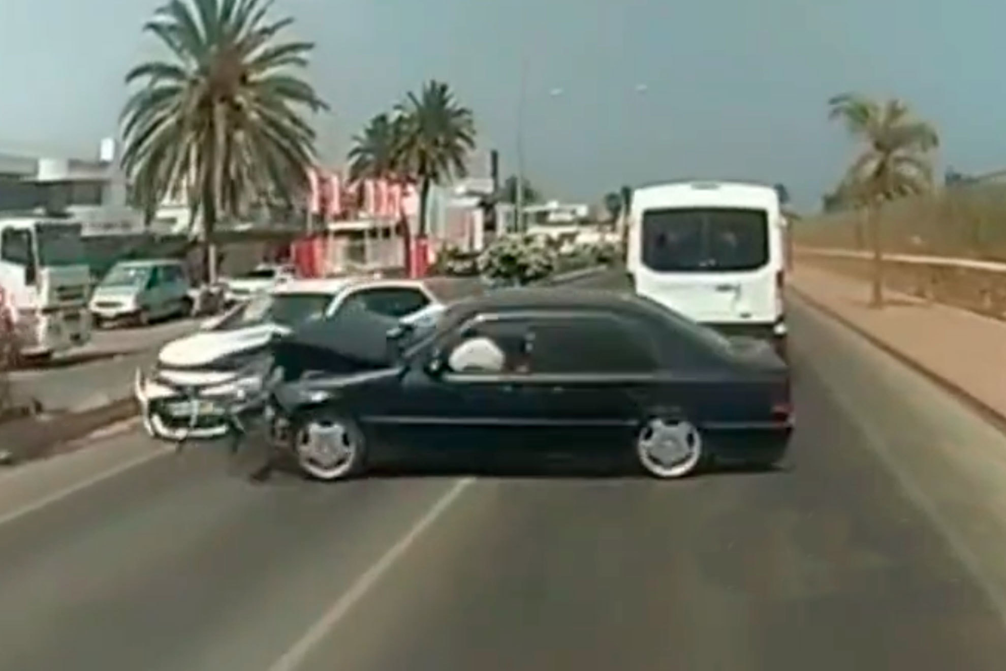 Momento en el que impactan ambos vehículos después de que el Mercedes invada el carril contrario.