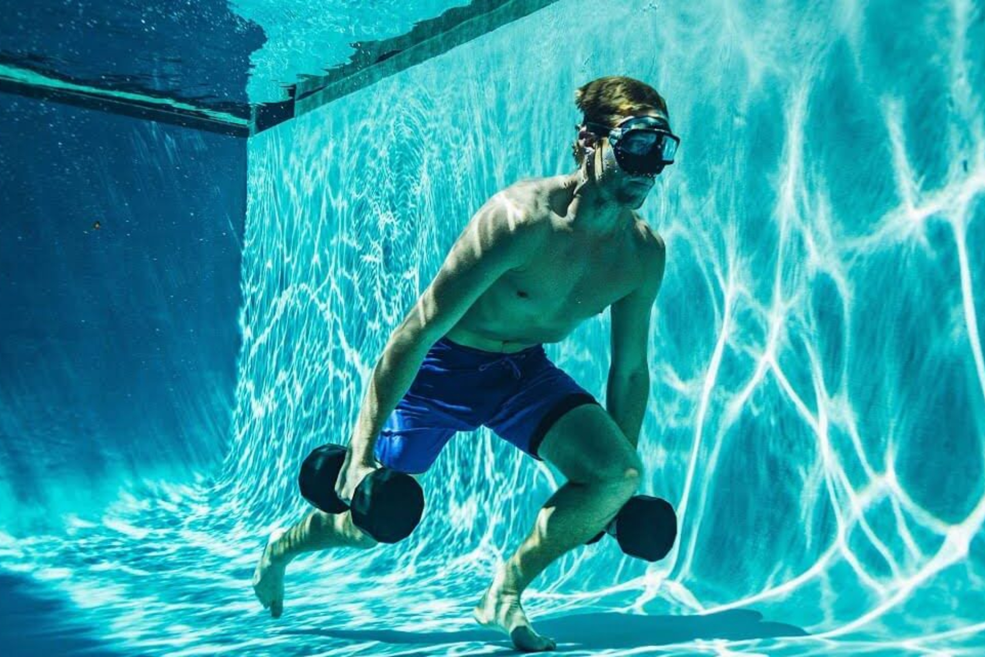 Entrenamiento de alta intensidad en la piscina: combina cardio y fuerza