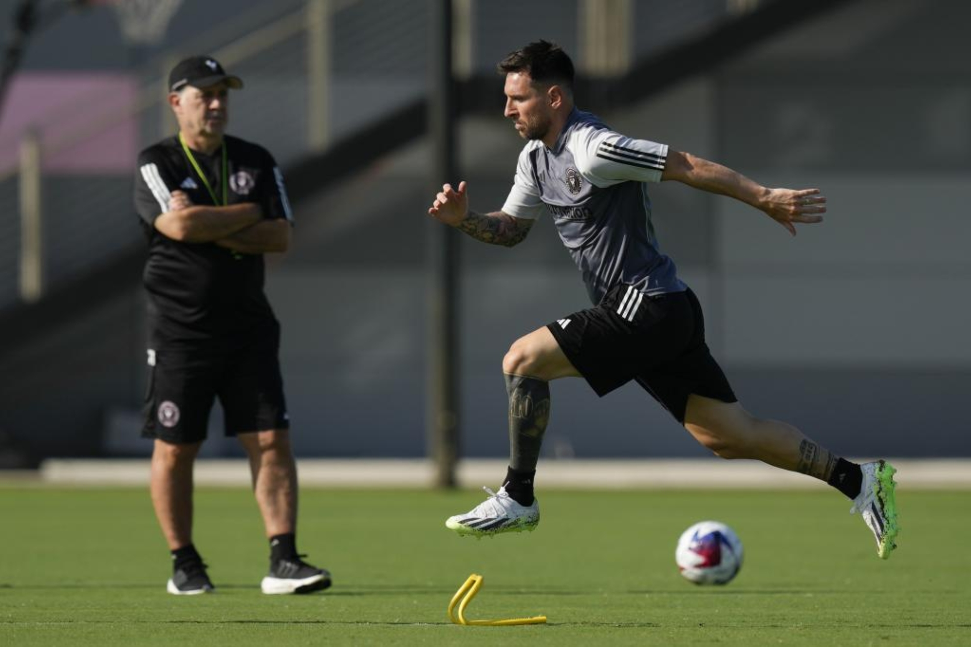 Messi, en un entrenamiento del Inter Miami con el Tata Martino al fondo.