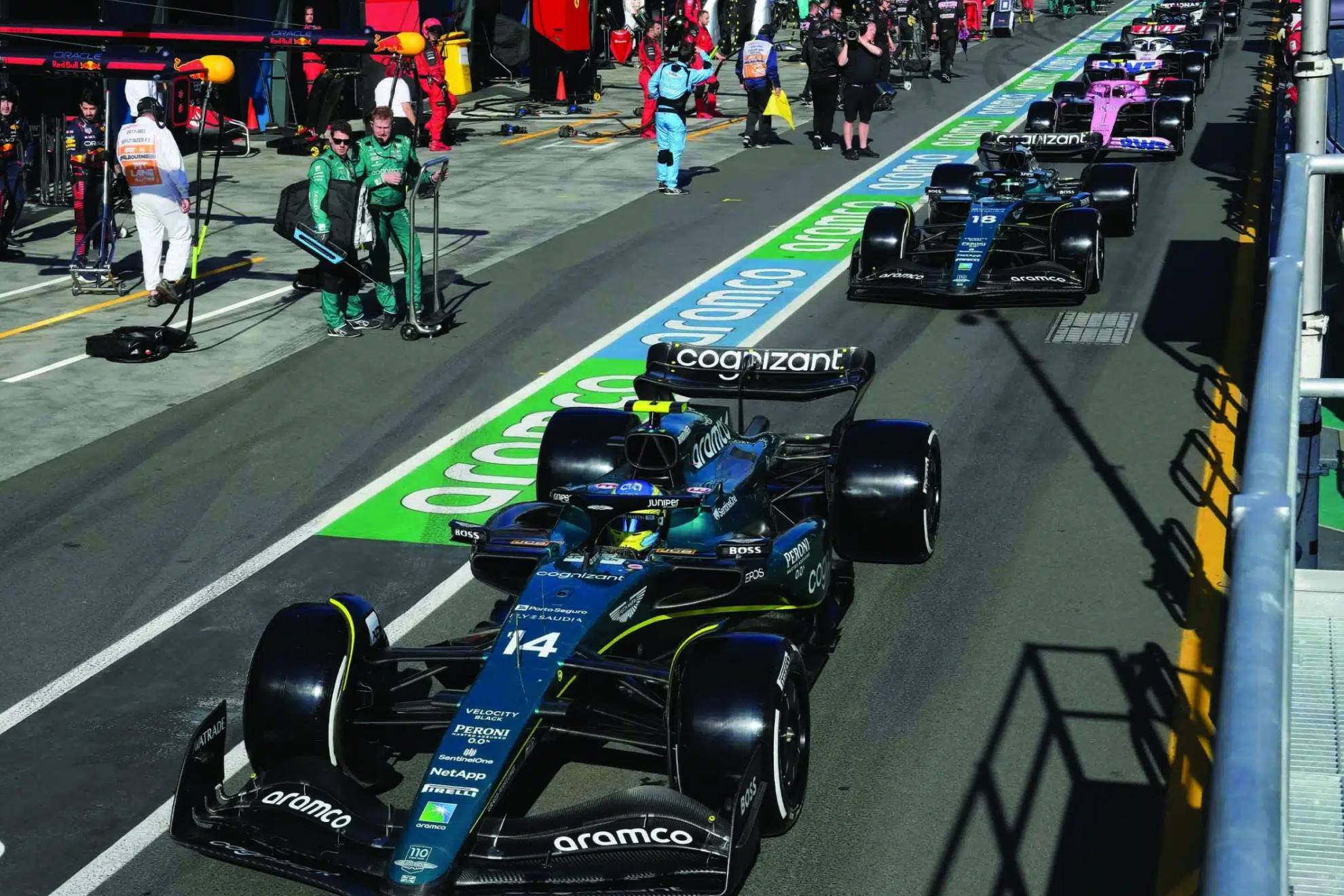 Los coches, esperando en el pit lene, en un Gran Premio de 2023.