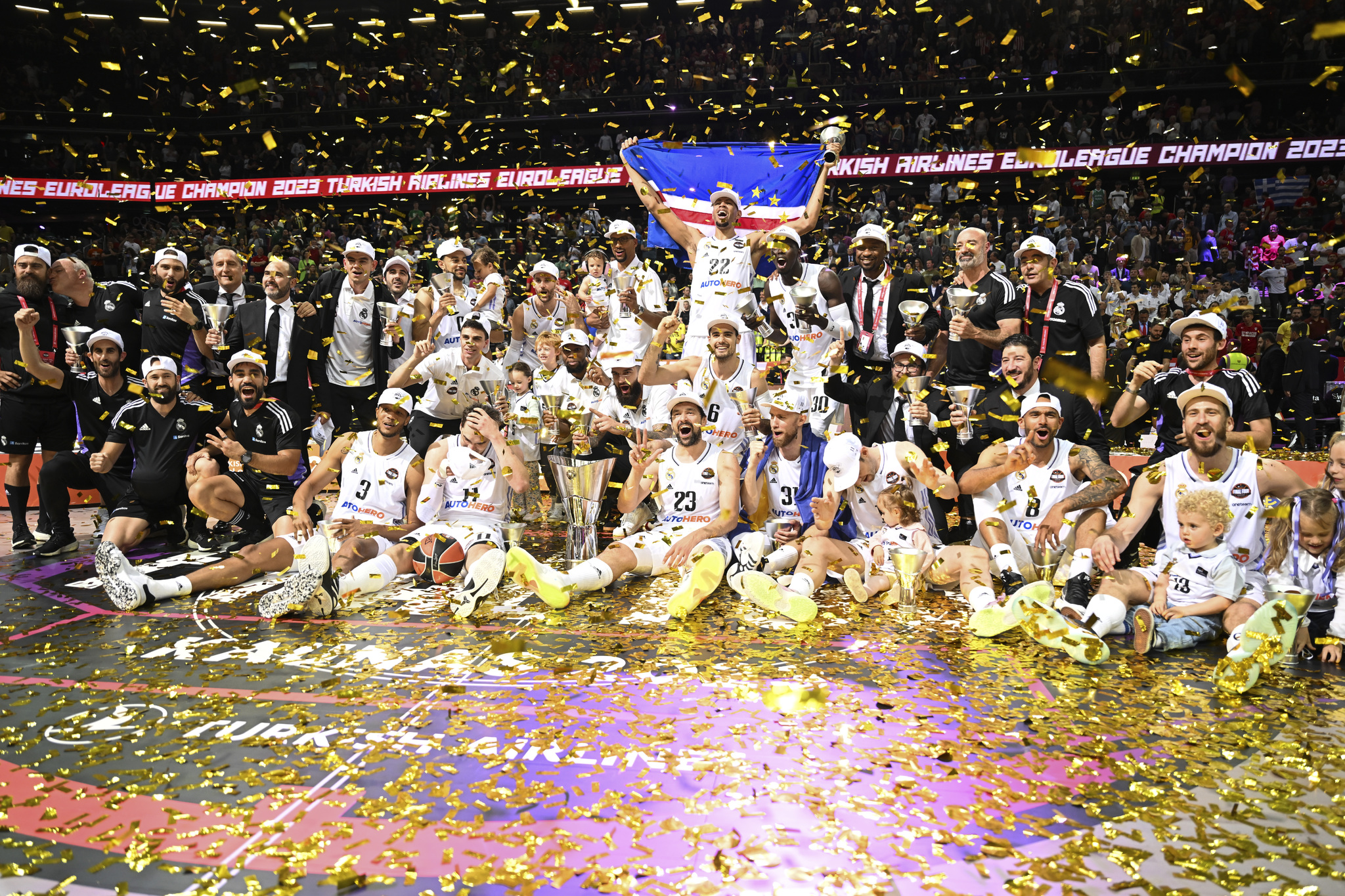 El Real Madrid celebra la consecución de la Euroliga.