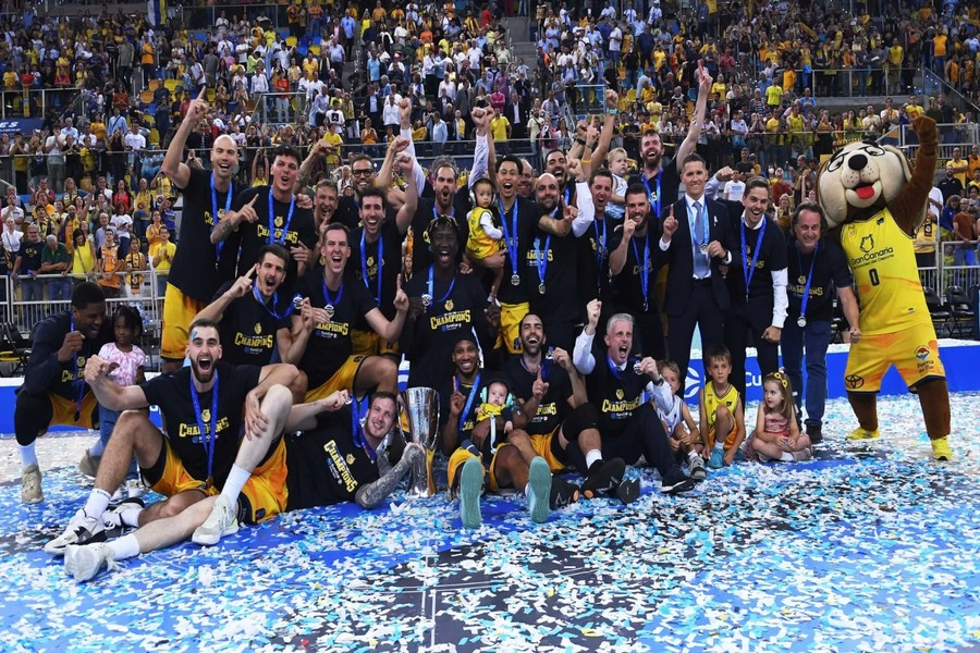 Los jugadores del Dreamland Gran Canaria celebran el título de la Eurocup.