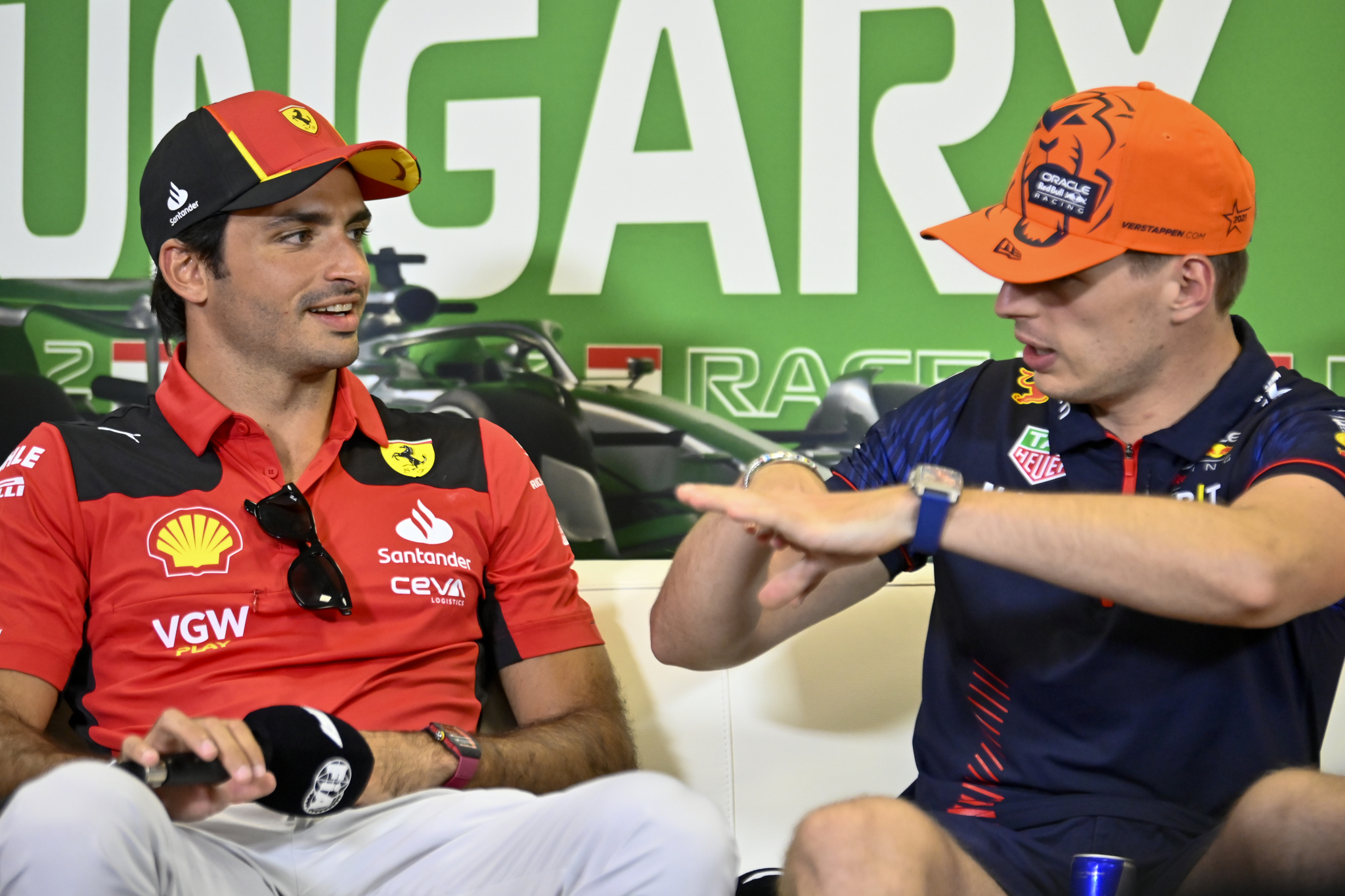 Carlos Sainz y Max Verstappen durante la rueda de prensa previa al GP de Hungra