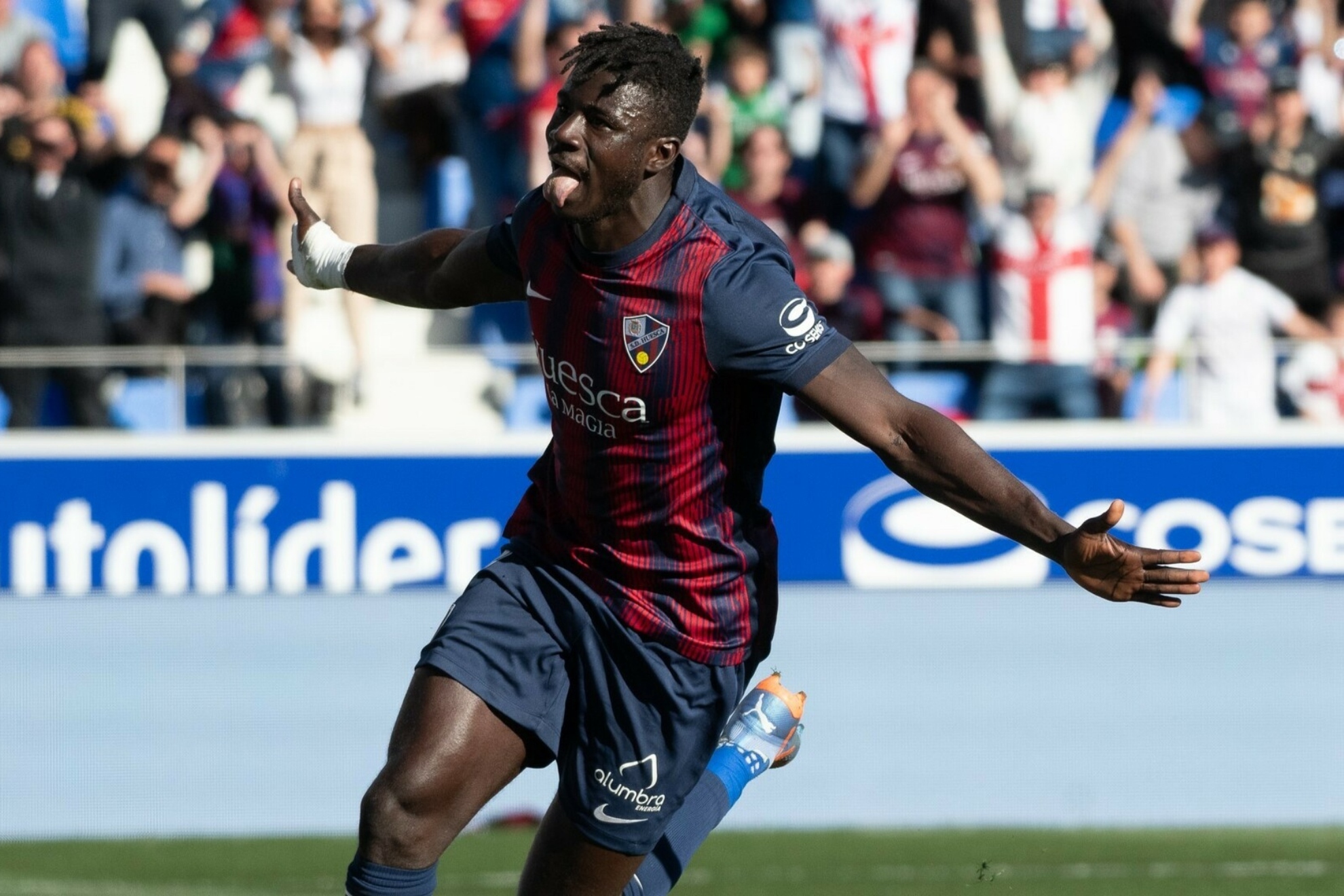 Obeng celebra uno de los goles que marcó con el Huesca la pasada temporada.