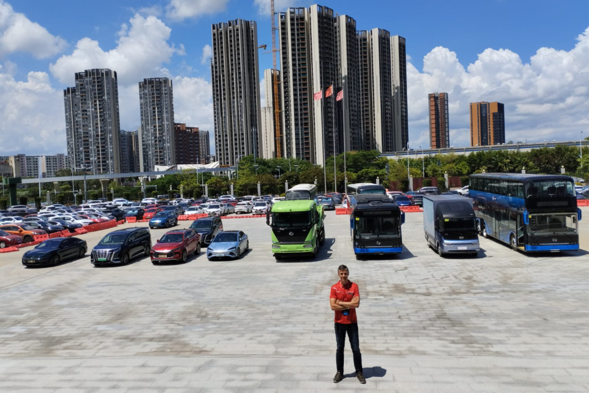 Varios de los vehículos producidos por BYD, frente a la puerta de las oficinas centrales de la marca en Shenzhen.