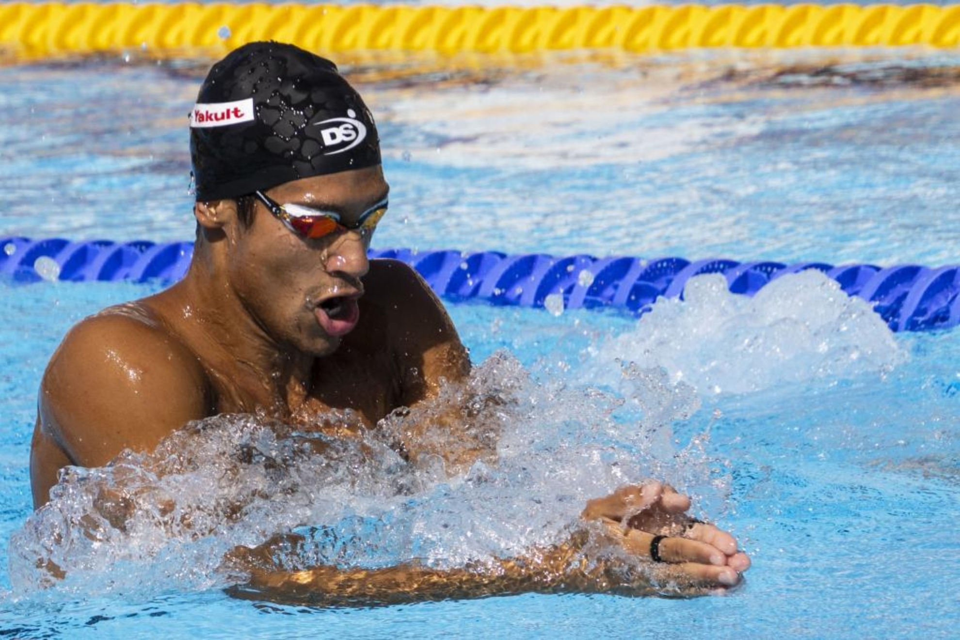 Hugo González nadando una prueba de estrilos