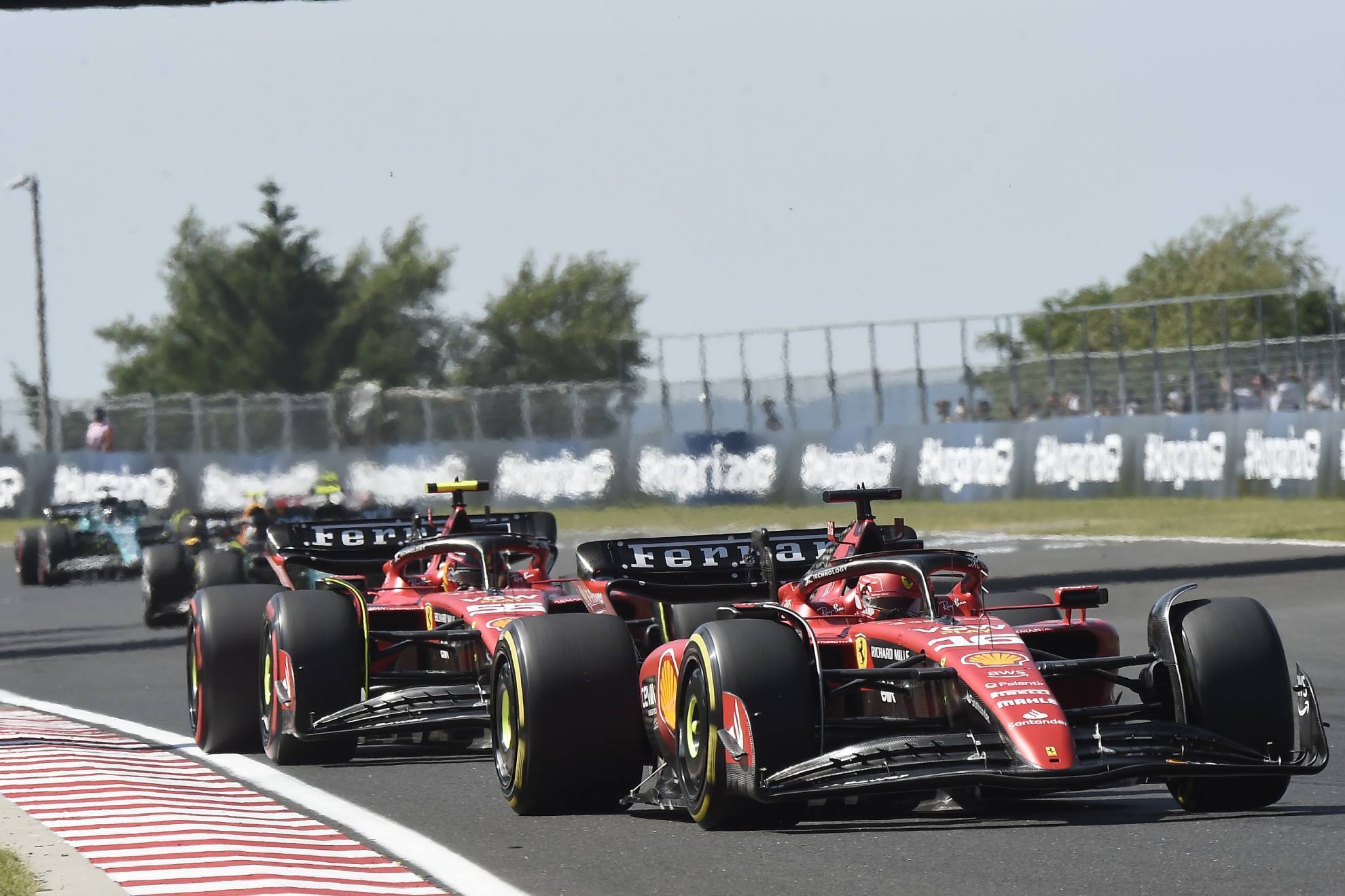 Sainz, frenado por Leclerc, en el primer tramo del GP de Hungría 2023.