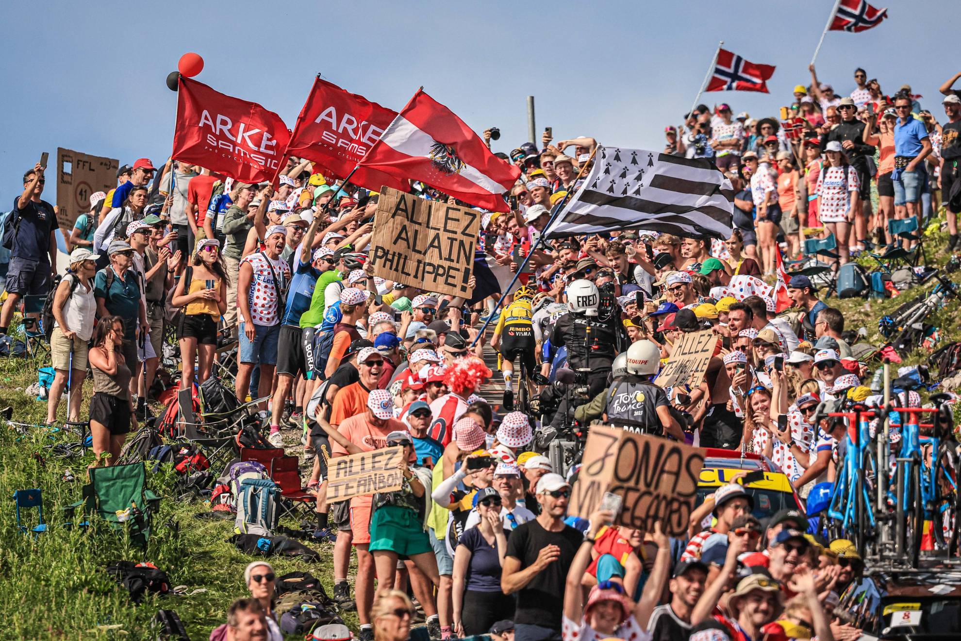 Vingegaard rodeado de una multitud de aficionados en el Col de la Loze