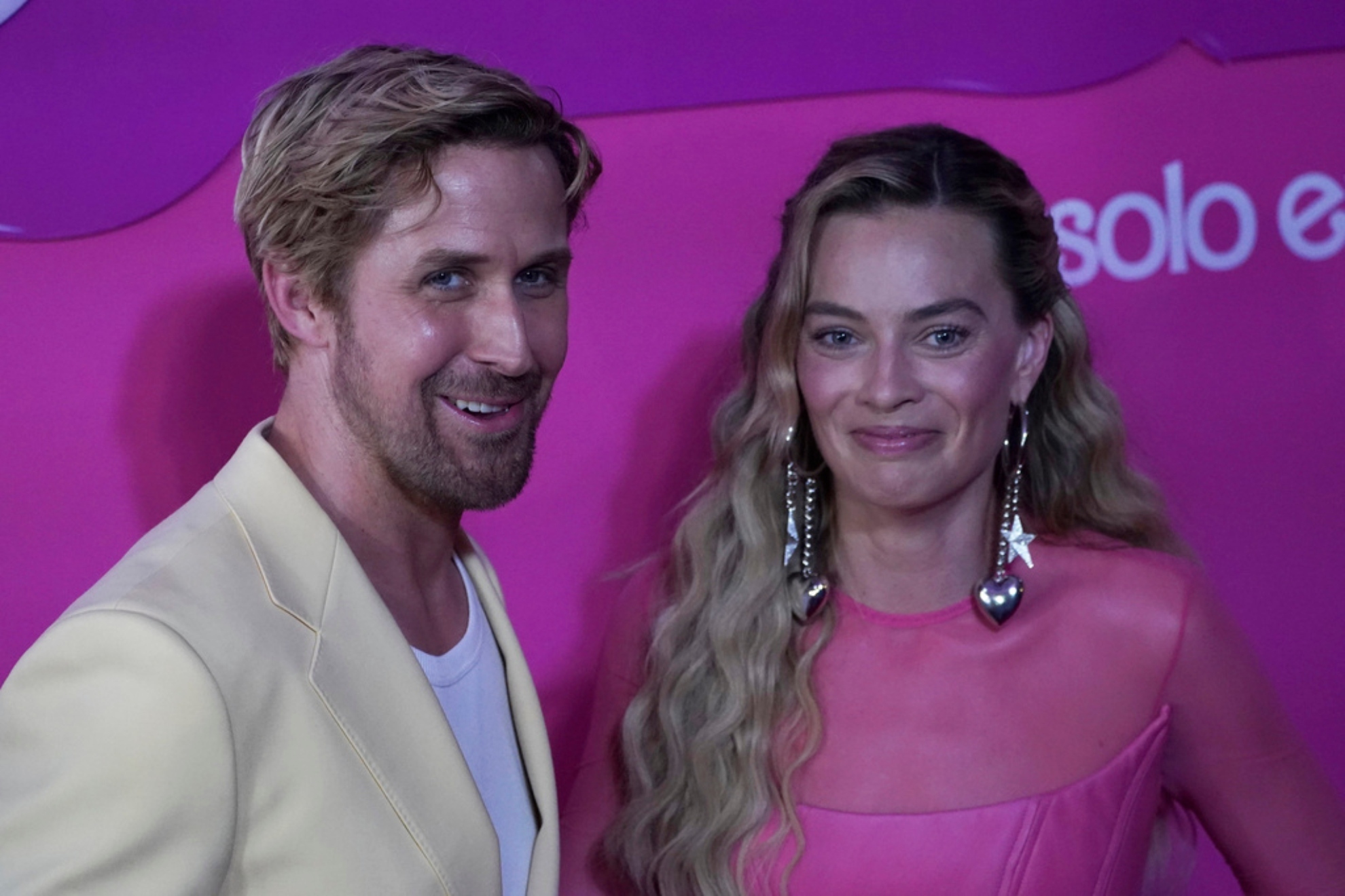 Margot Robbie got heat from her friends for not kissing Ryan Gosling when she had the chance