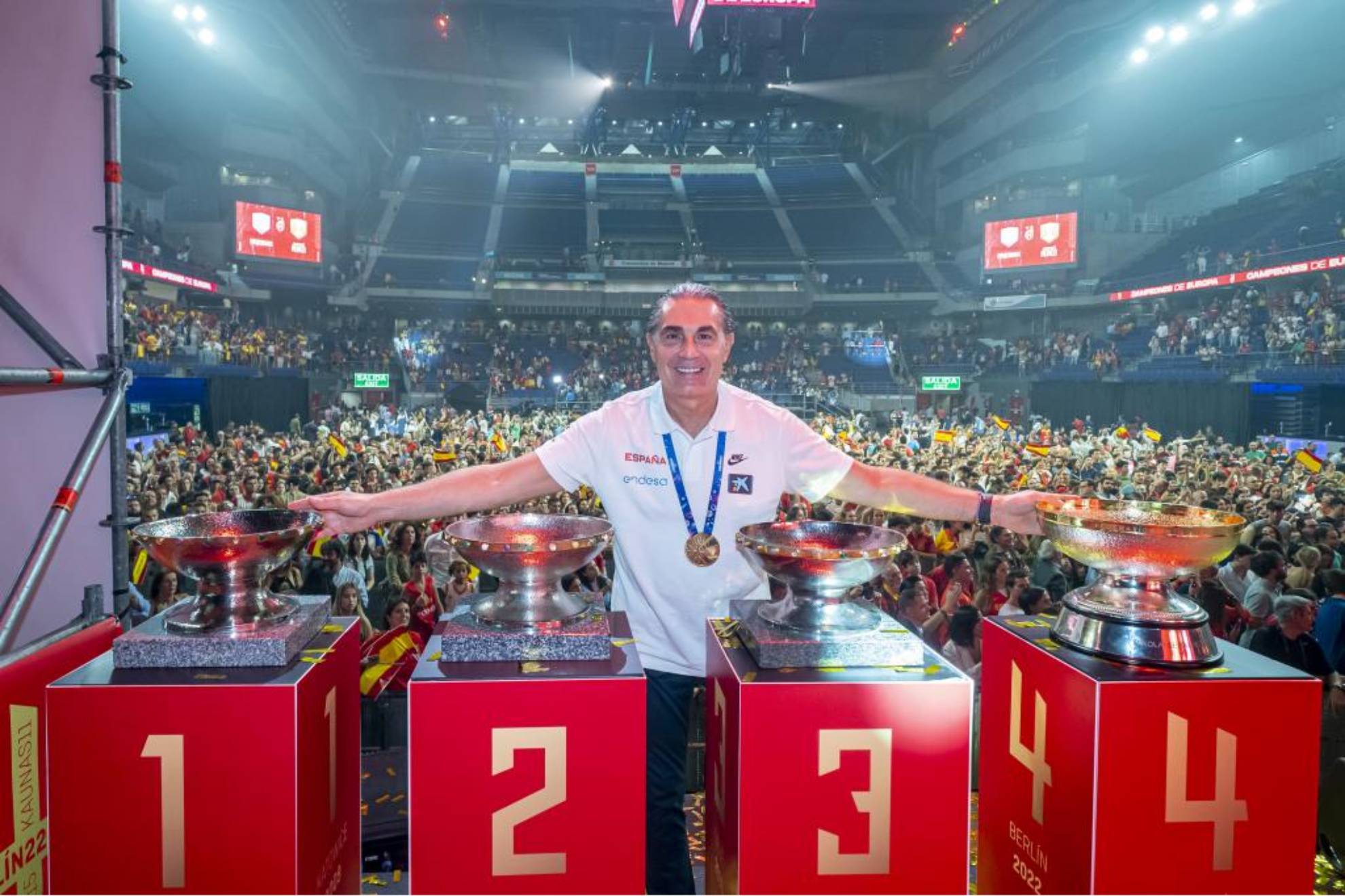Scariolo posa con los cuatro trofeos de campeón del Europeo que España ha ganado bajo su dirección en el banquillo.