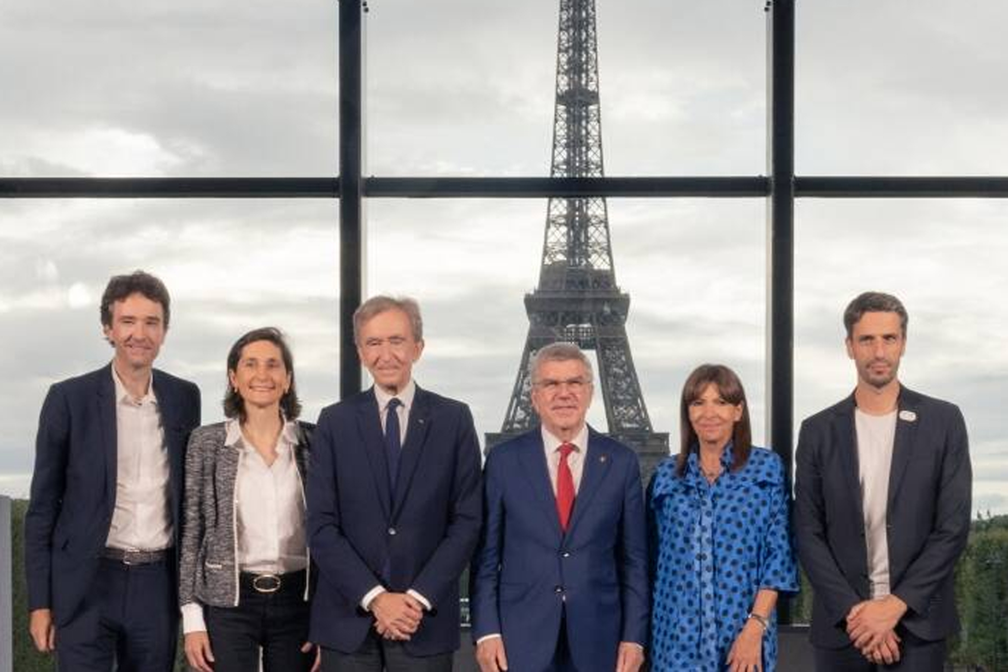 Antoine Arnault (LVMH), Amélie Oudéa-Castera (ministra de Deportes), Bernard Arnault (LVMH), Thomas Bach (presidente del COI), Anne Hidalgo (alcaldesa de París) y Tony Estanguet (presidente de París 2024)