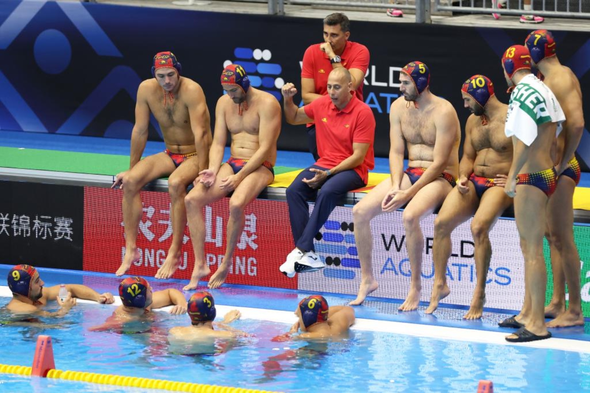 La selección española durante un descanso.