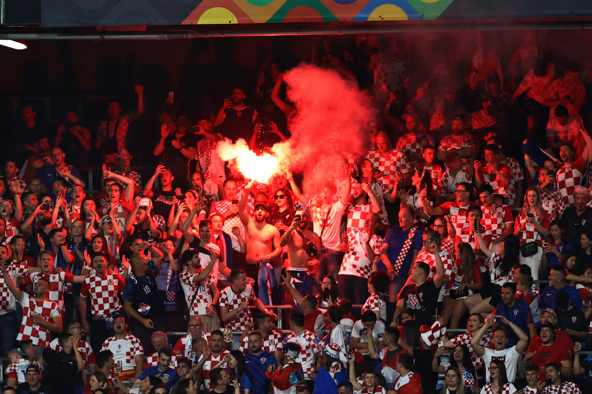 Aficionados croatas con bengalas durante la final de la Nations League