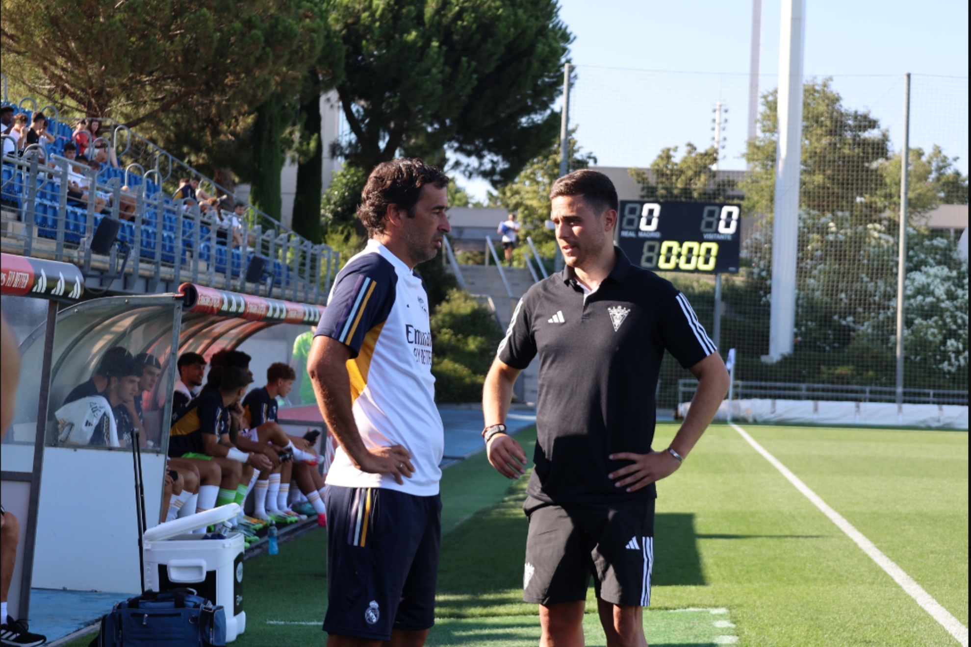 Los técnicos, Raúl y Alessio Lisci, charlan poco antes del comienzo del amistoso en Valdebebas.