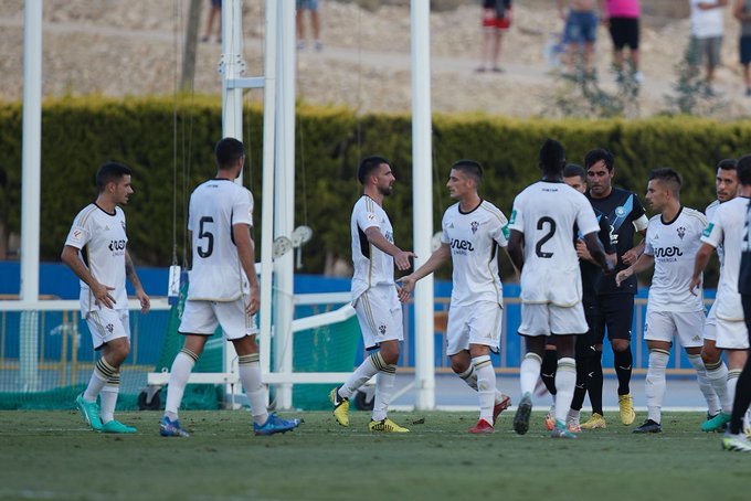 Los jugadores de Albacete celebran uno de los dos goles al  Ibiza