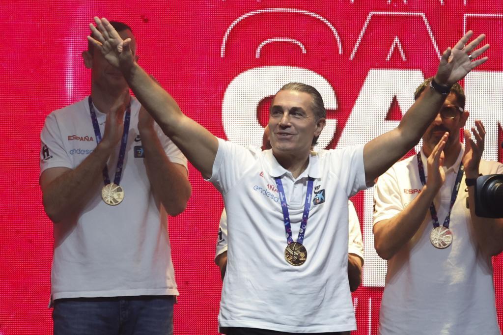 Scariolo saluda a la qaficin durante la celebracin del oro en el Europeo de 2022.