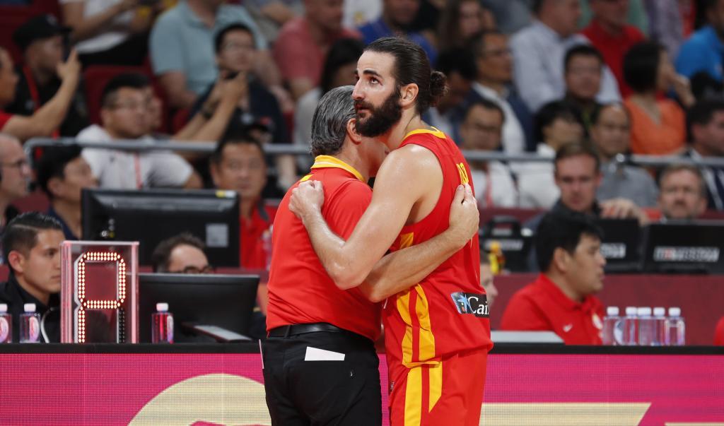 Scariolo abraza a Ricky durante el Mundial 2019 que gan Espaa y en el que Ricky fue MVP.