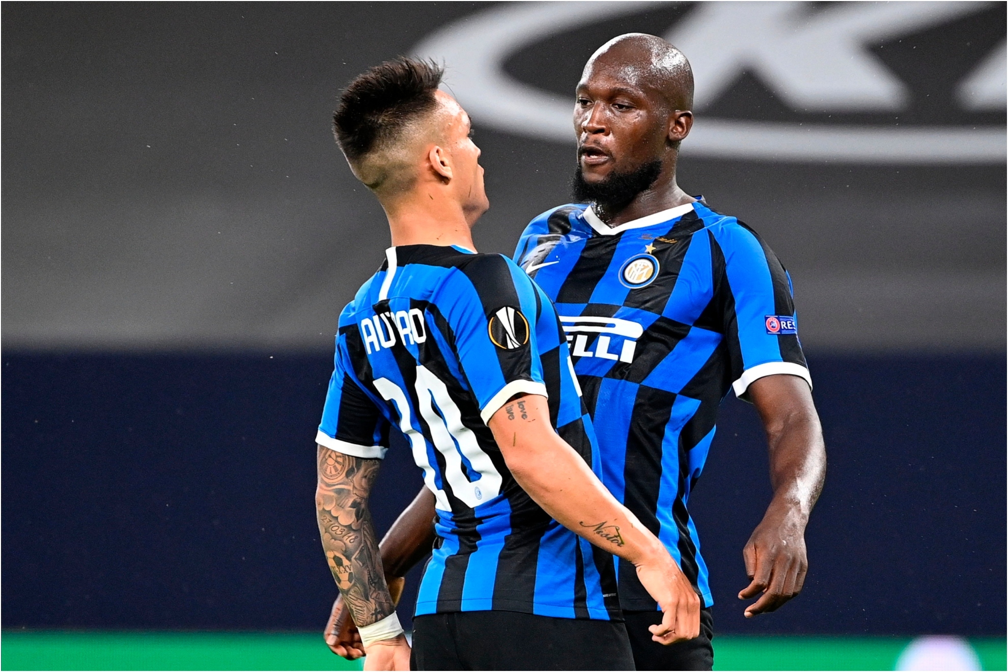 Los dos delanteros del Inter celebran un gol.