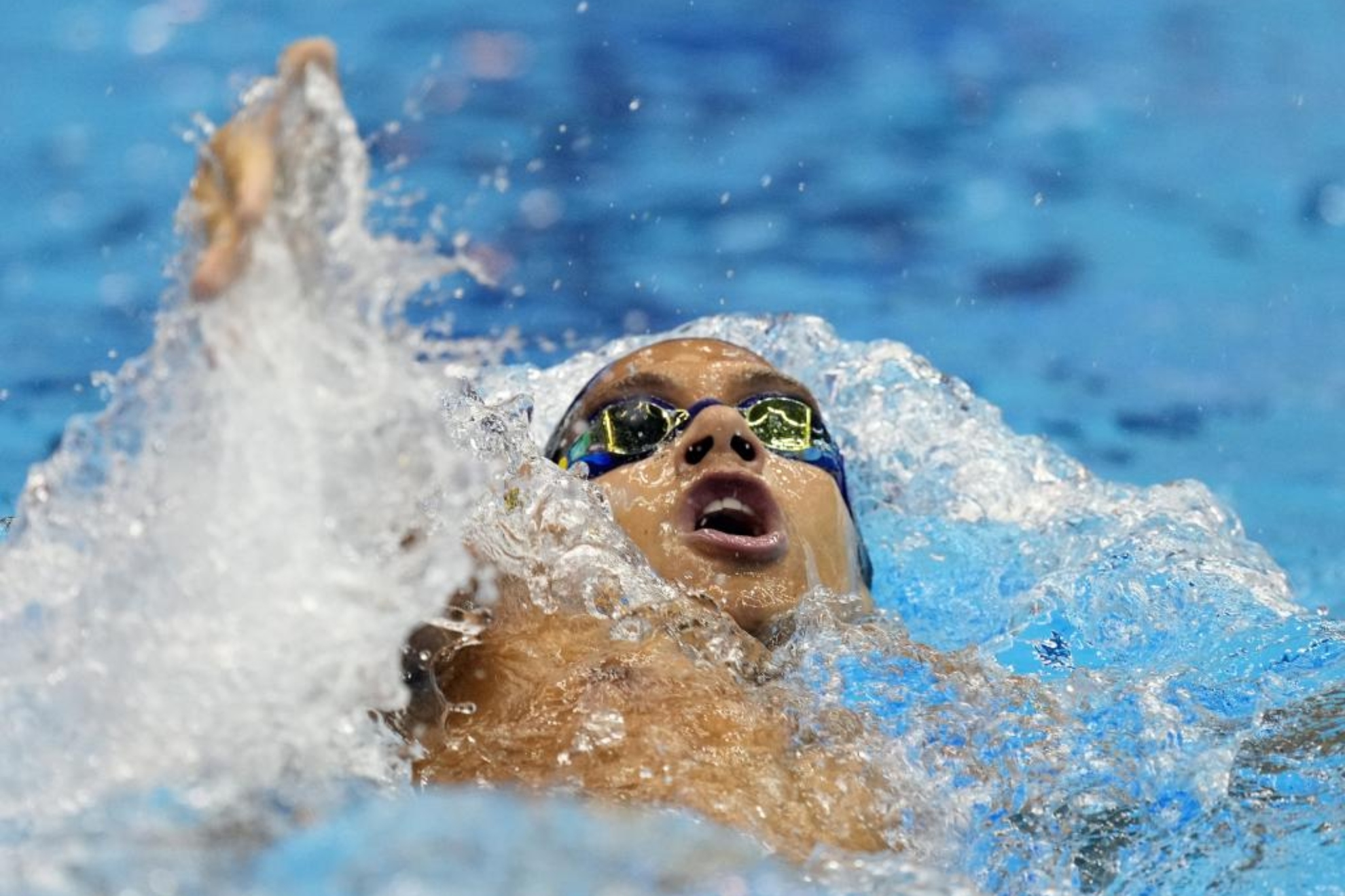 Hugo González nadando las eliminatorias de los 200 m espalda